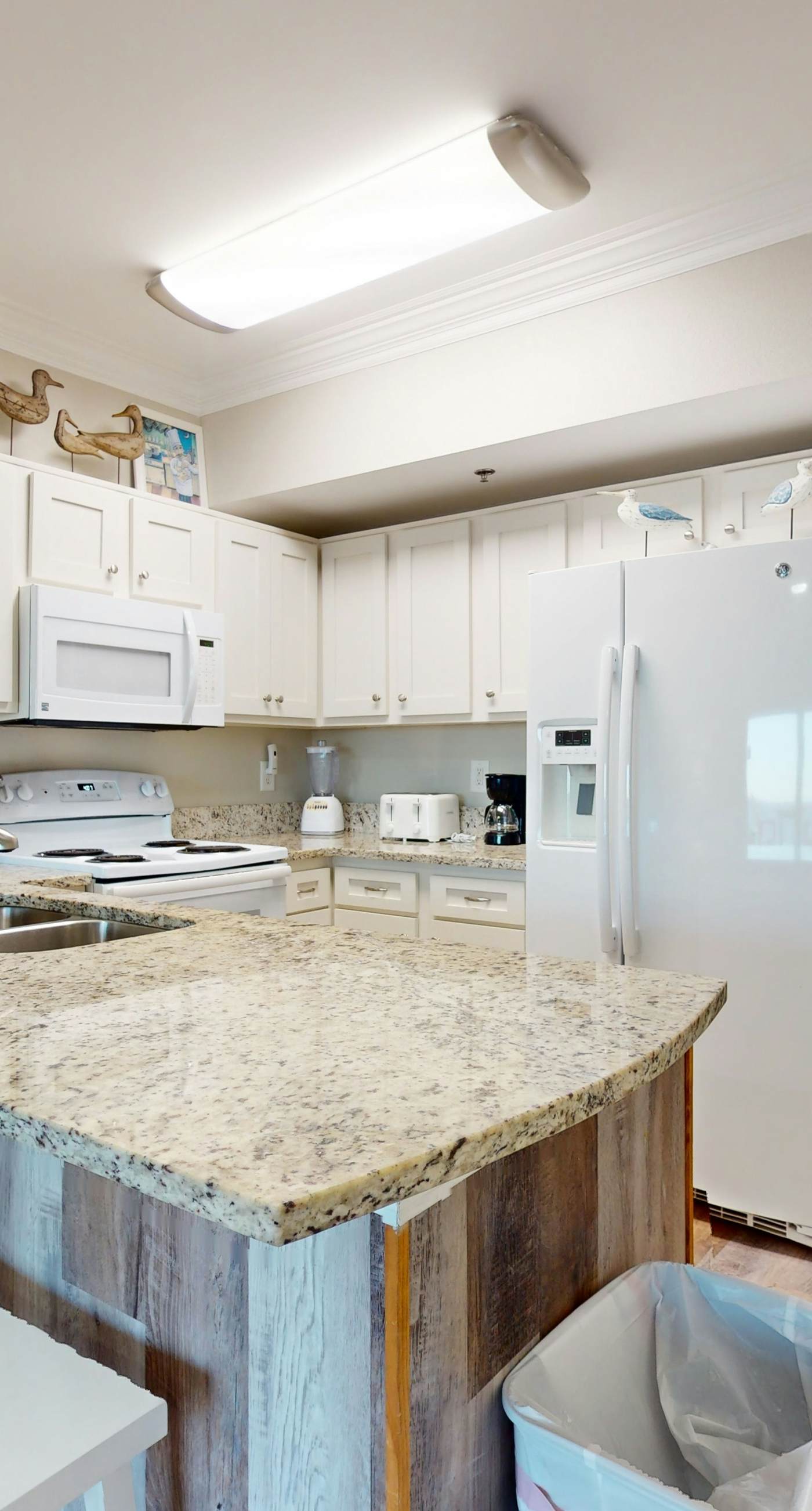 Delightful beachfront condo w/ a furnished balcony, views, & a shared pool