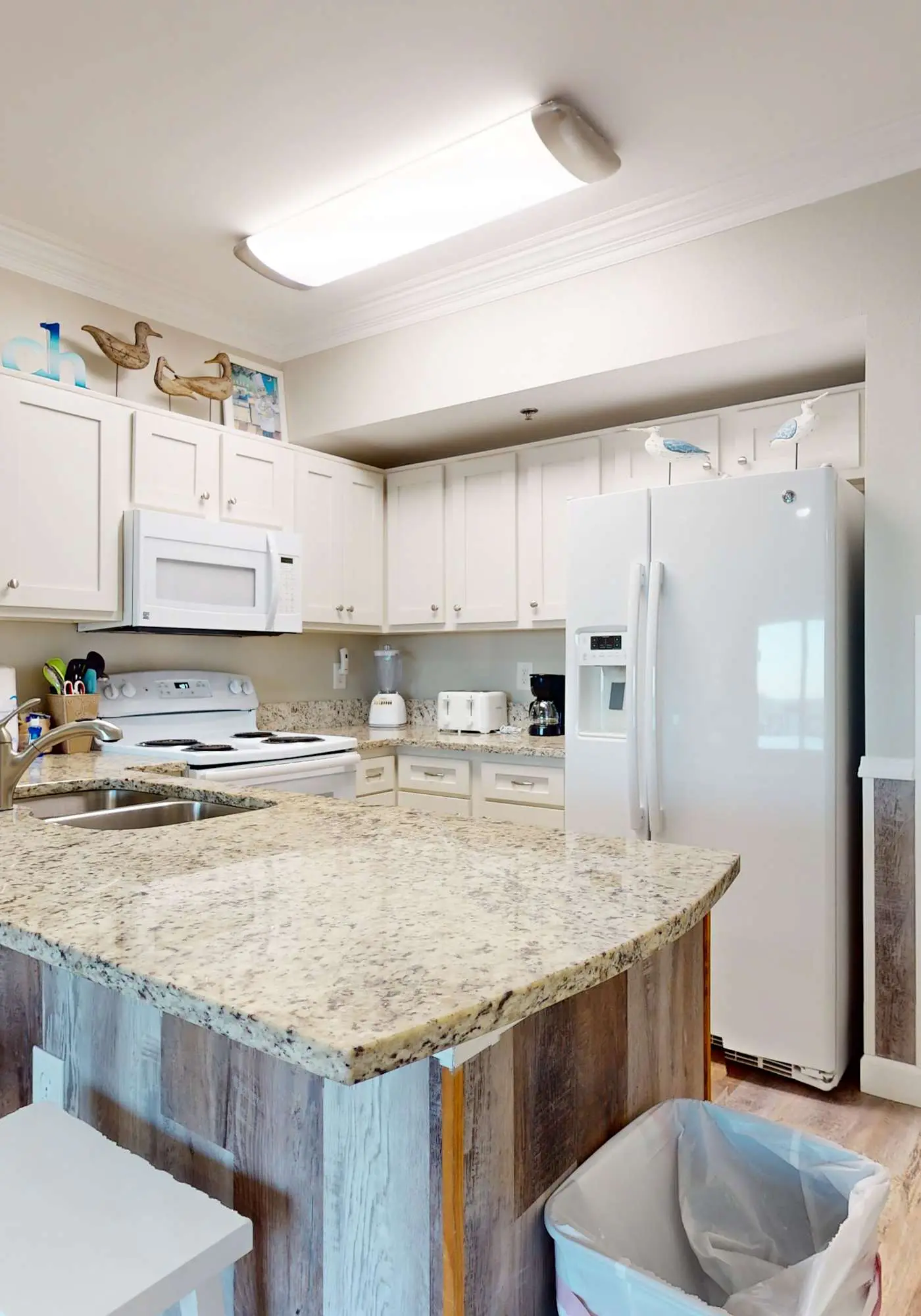 Delightful beachfront condo w/ a furnished balcony, views, & a shared pool