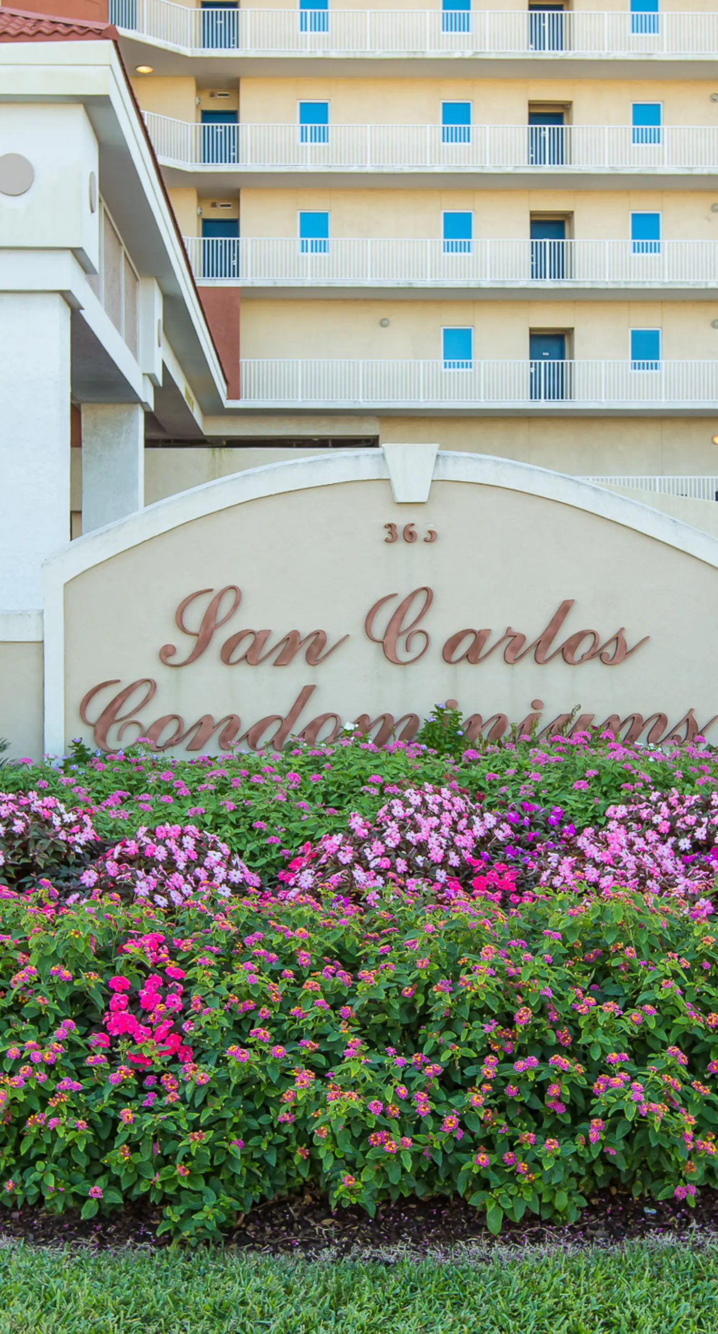 Colorful beachfront condo with Gulf views, pool, sauna, gym & W/D