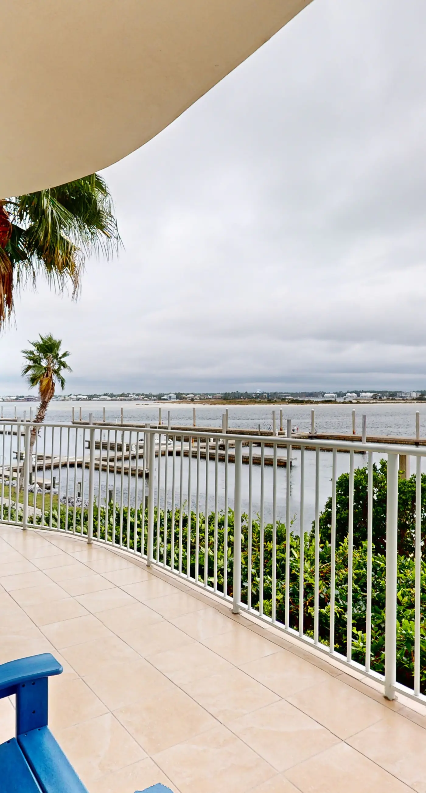 Brilliant water view condo with multiple pools, lazy river & internet