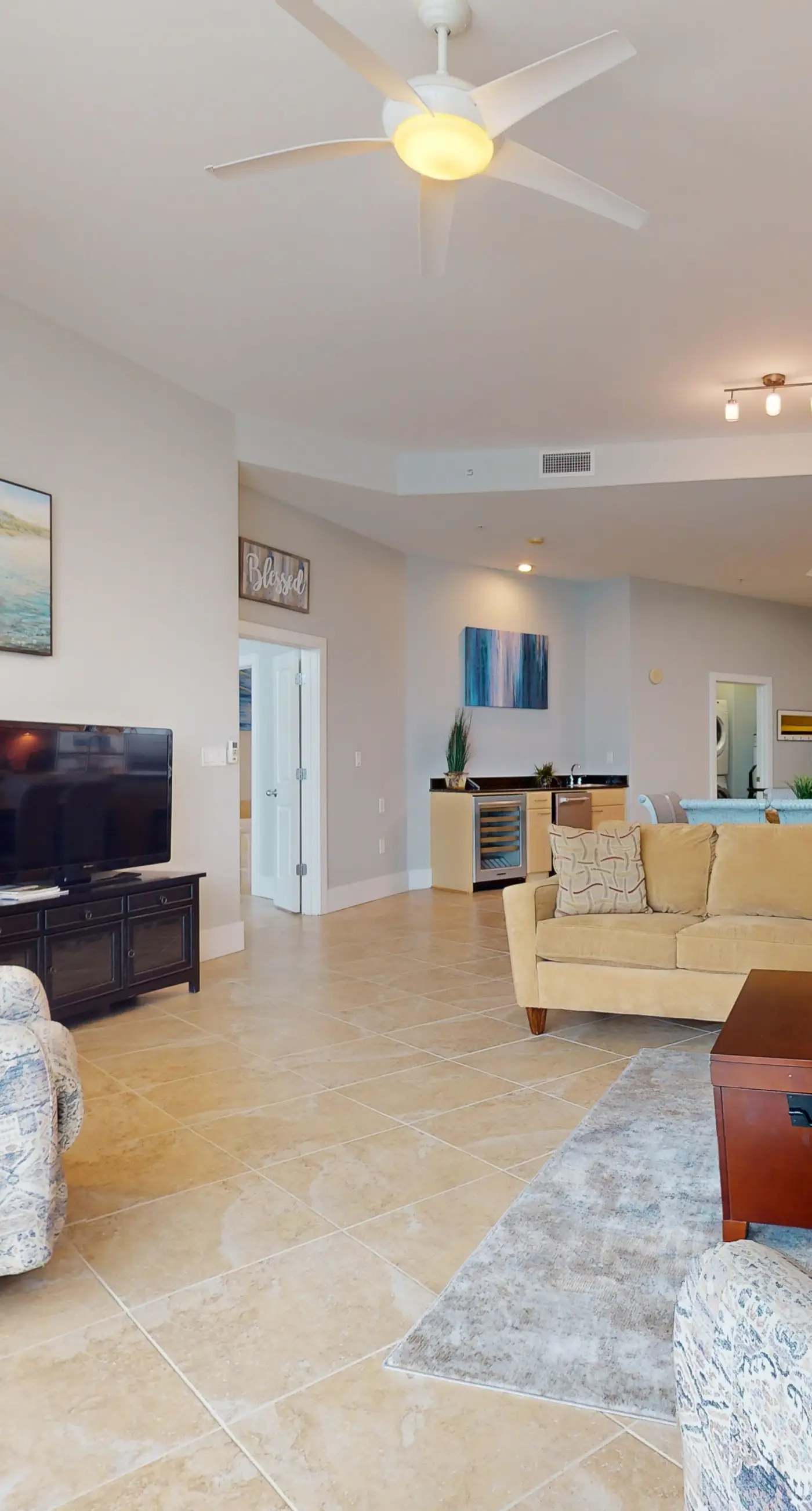 Brilliant water view condo with multiple pools, lazy river & internet