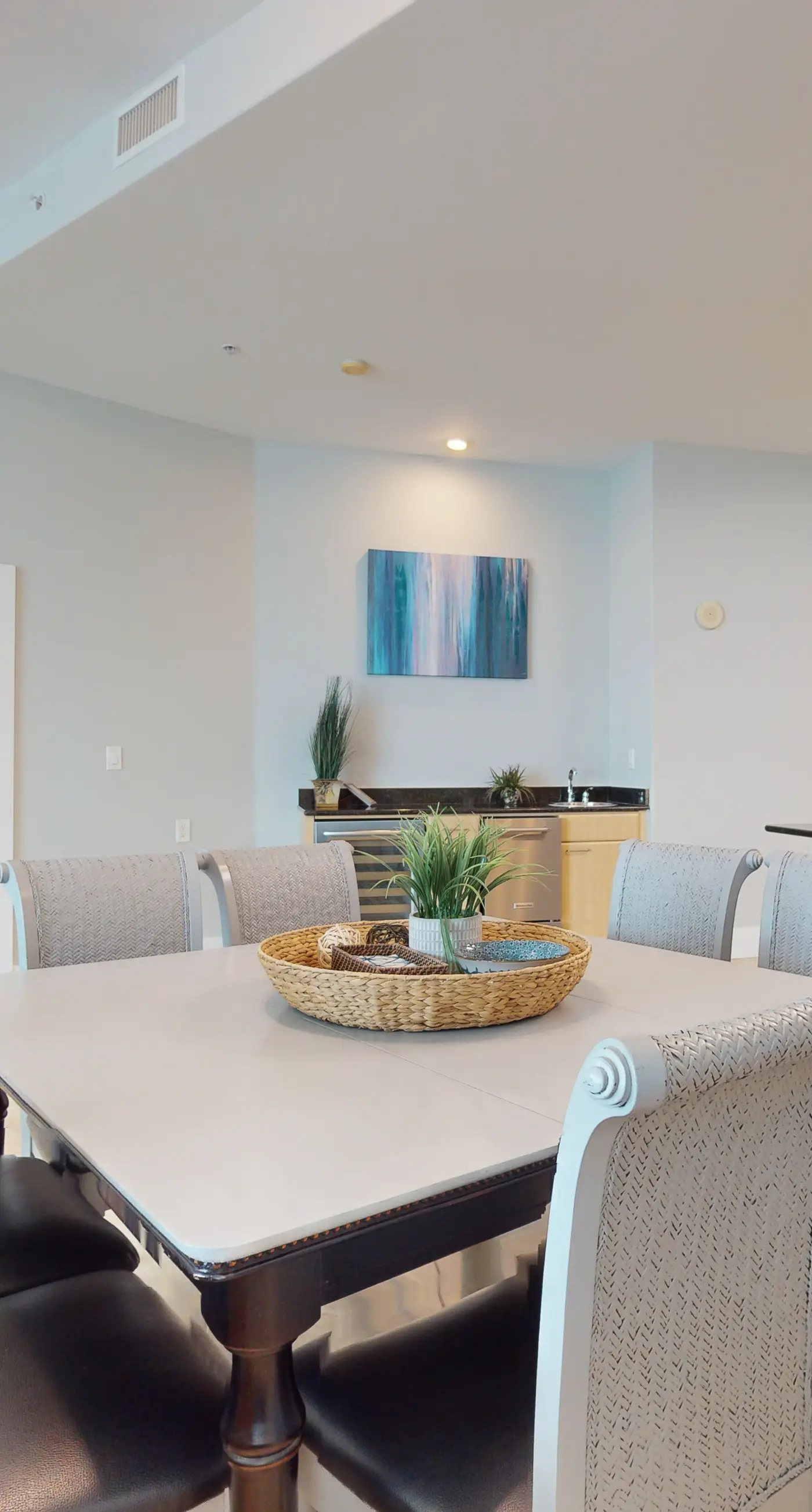 Brilliant water view condo with multiple pools, lazy river & internet