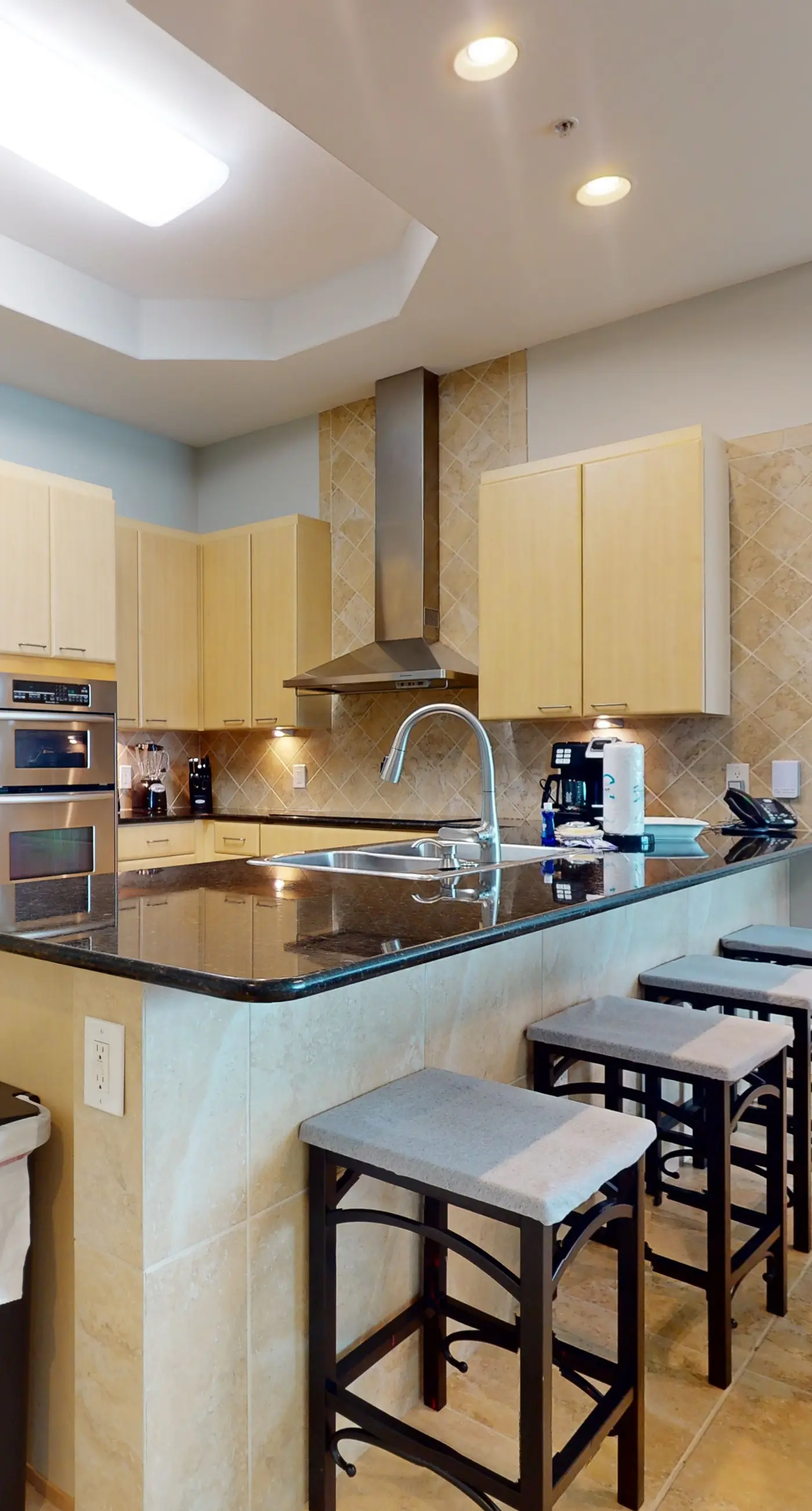 Brilliant water view condo with multiple pools, lazy river & internet