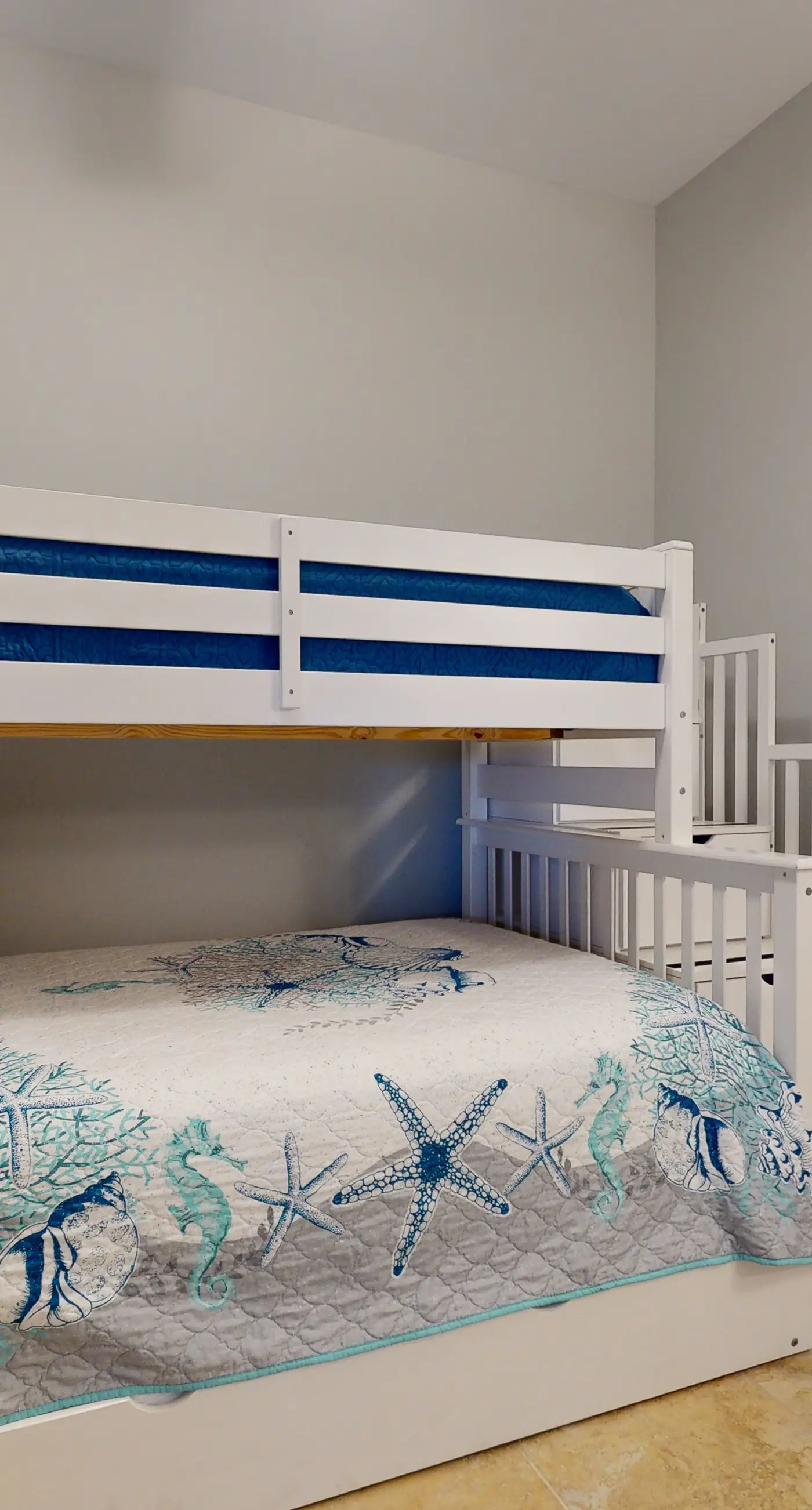 Brilliant water view condo with multiple pools, lazy river & internet