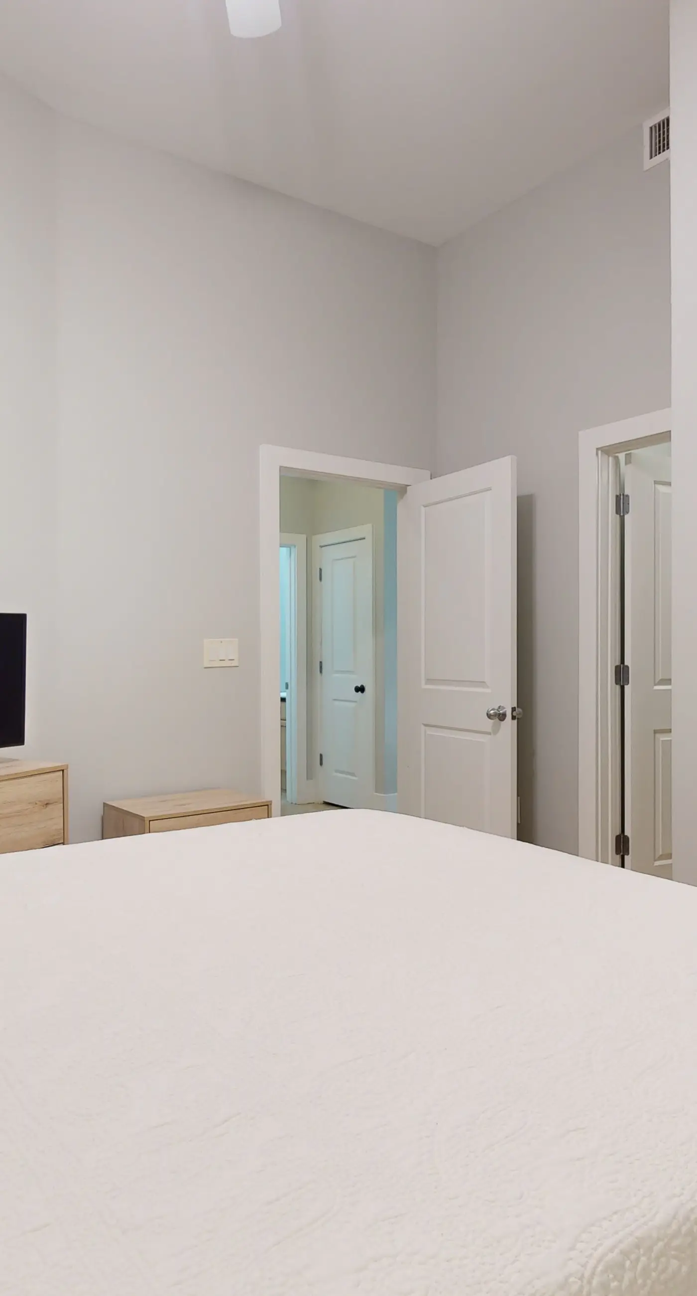 Brilliant water view condo with multiple pools, lazy river & internet