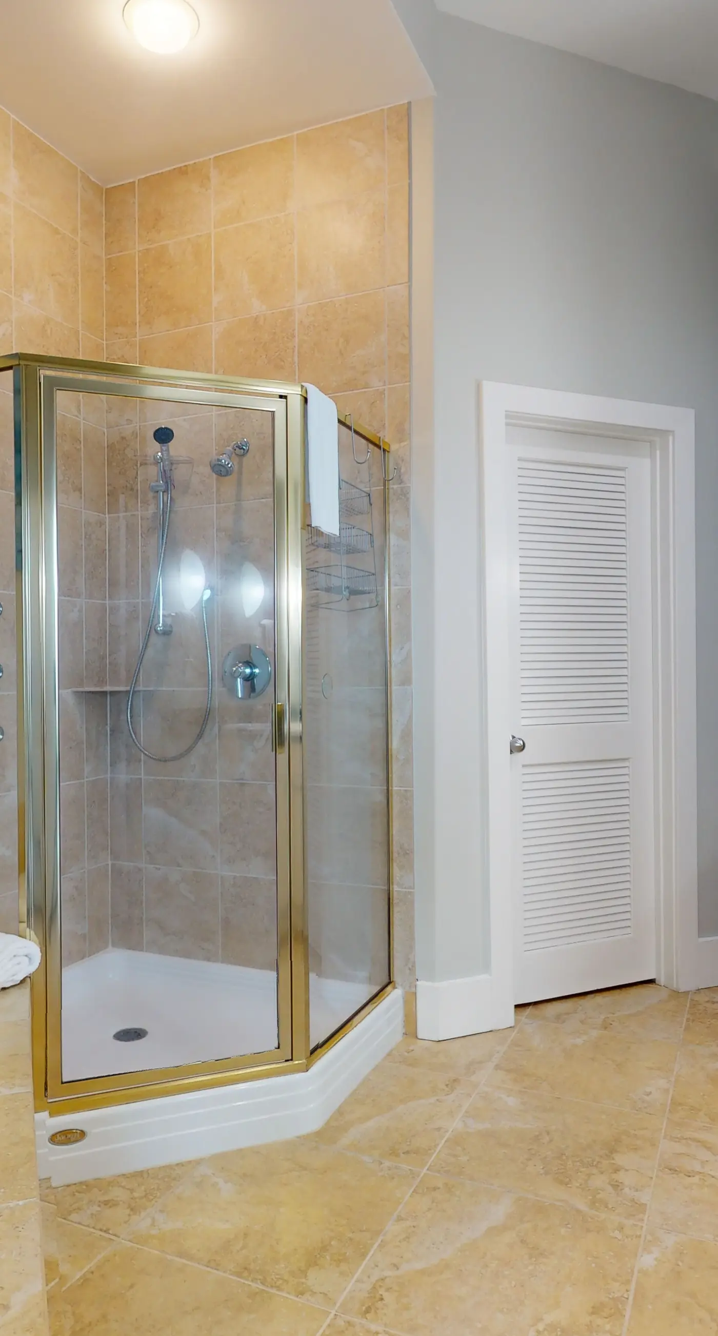 Brilliant water view condo with multiple pools, lazy river & internet