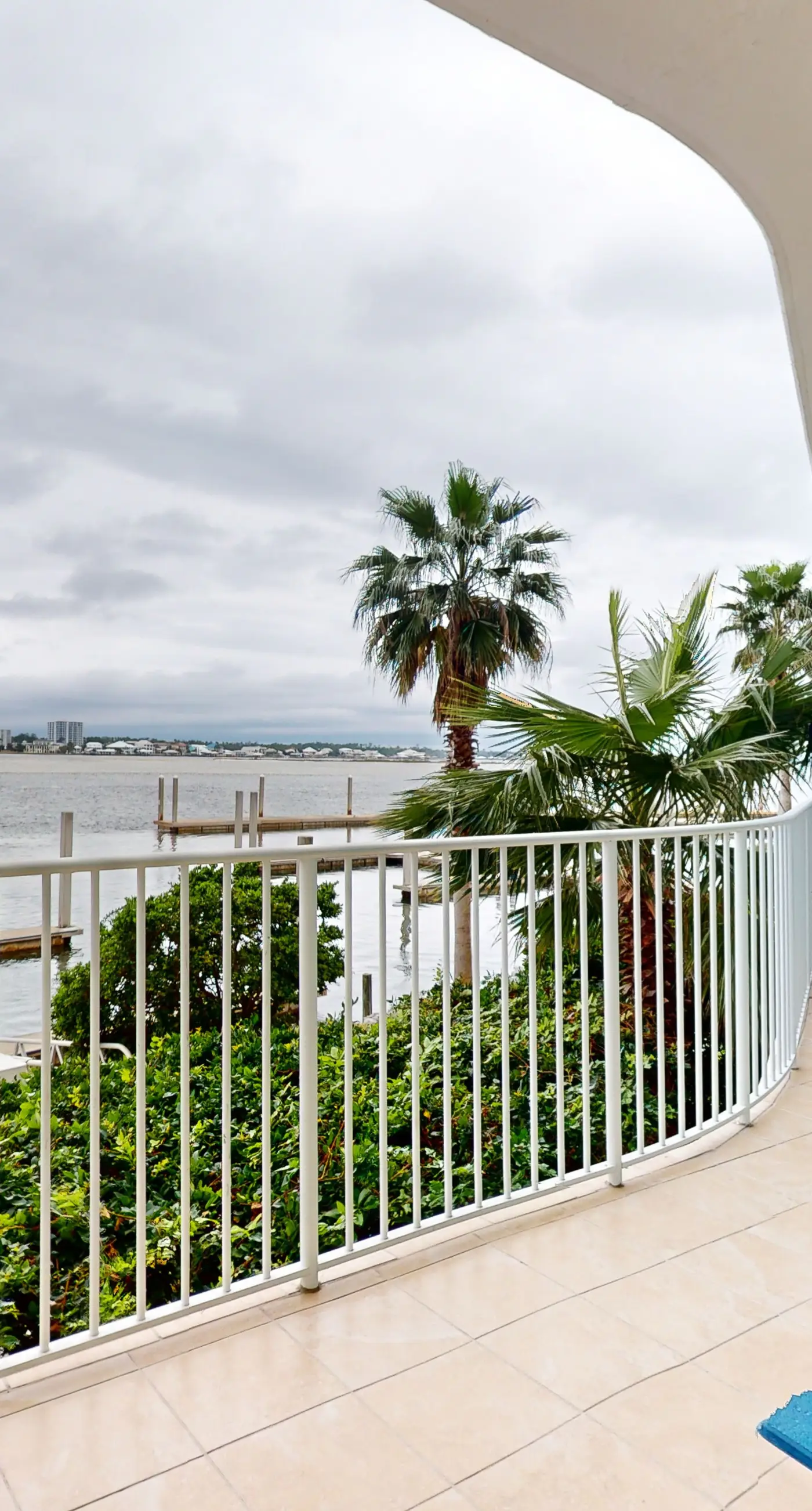 Brilliant water view condo with multiple pools, lazy river & internet