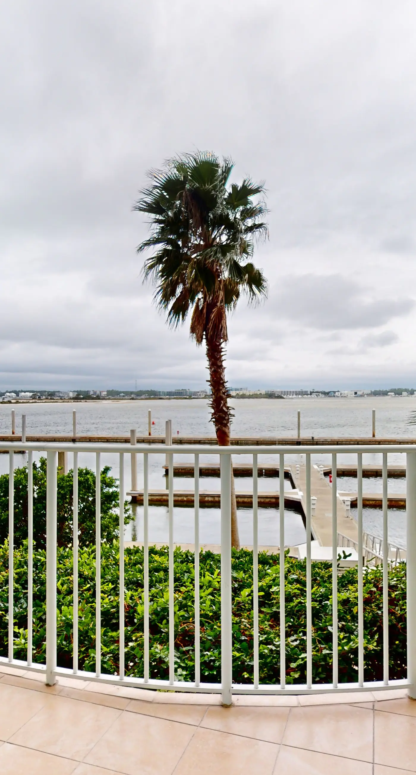 Brilliant water view condo with multiple pools, lazy river & internet