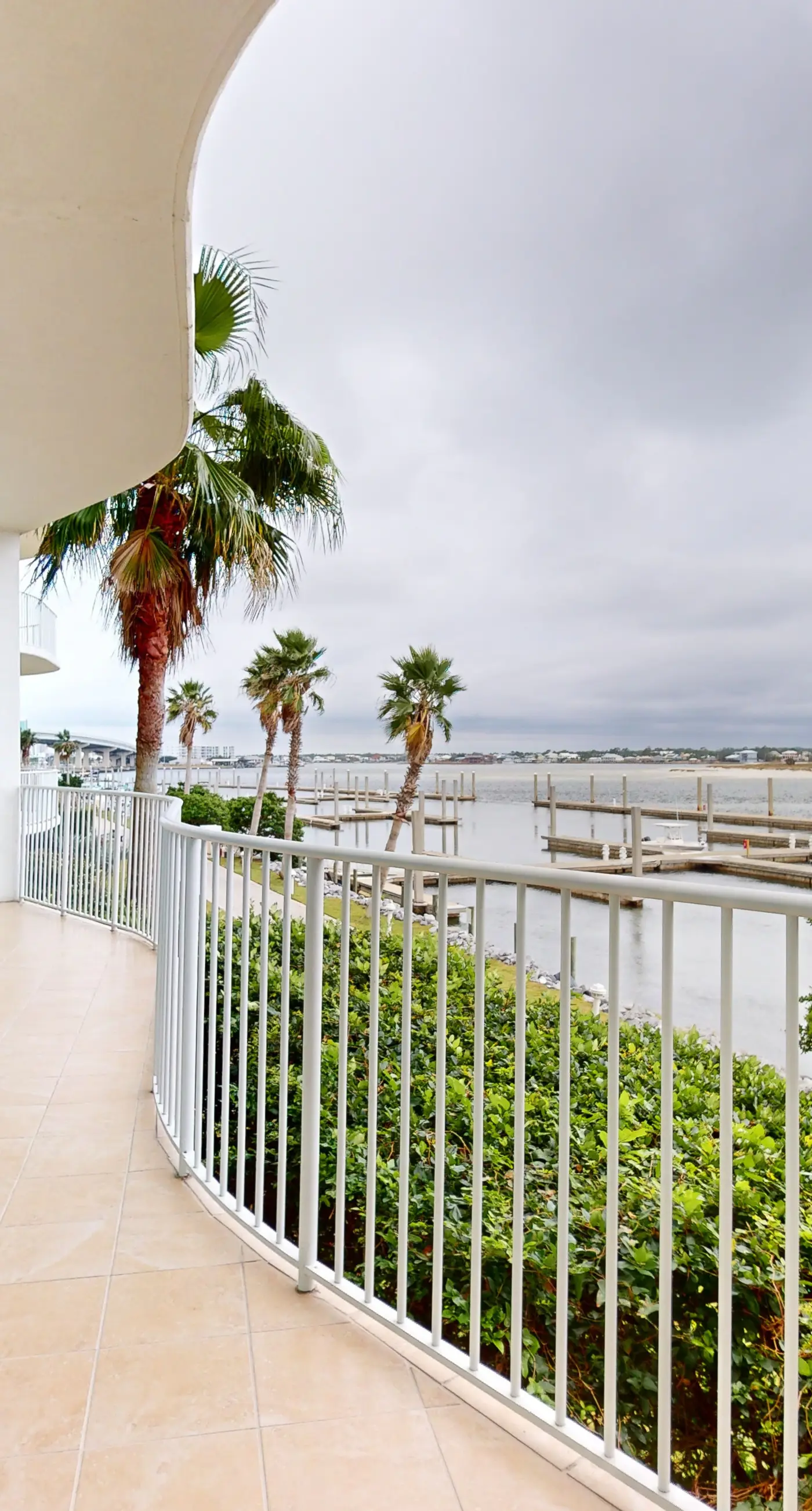 Brilliant water view condo with multiple pools, lazy river & internet