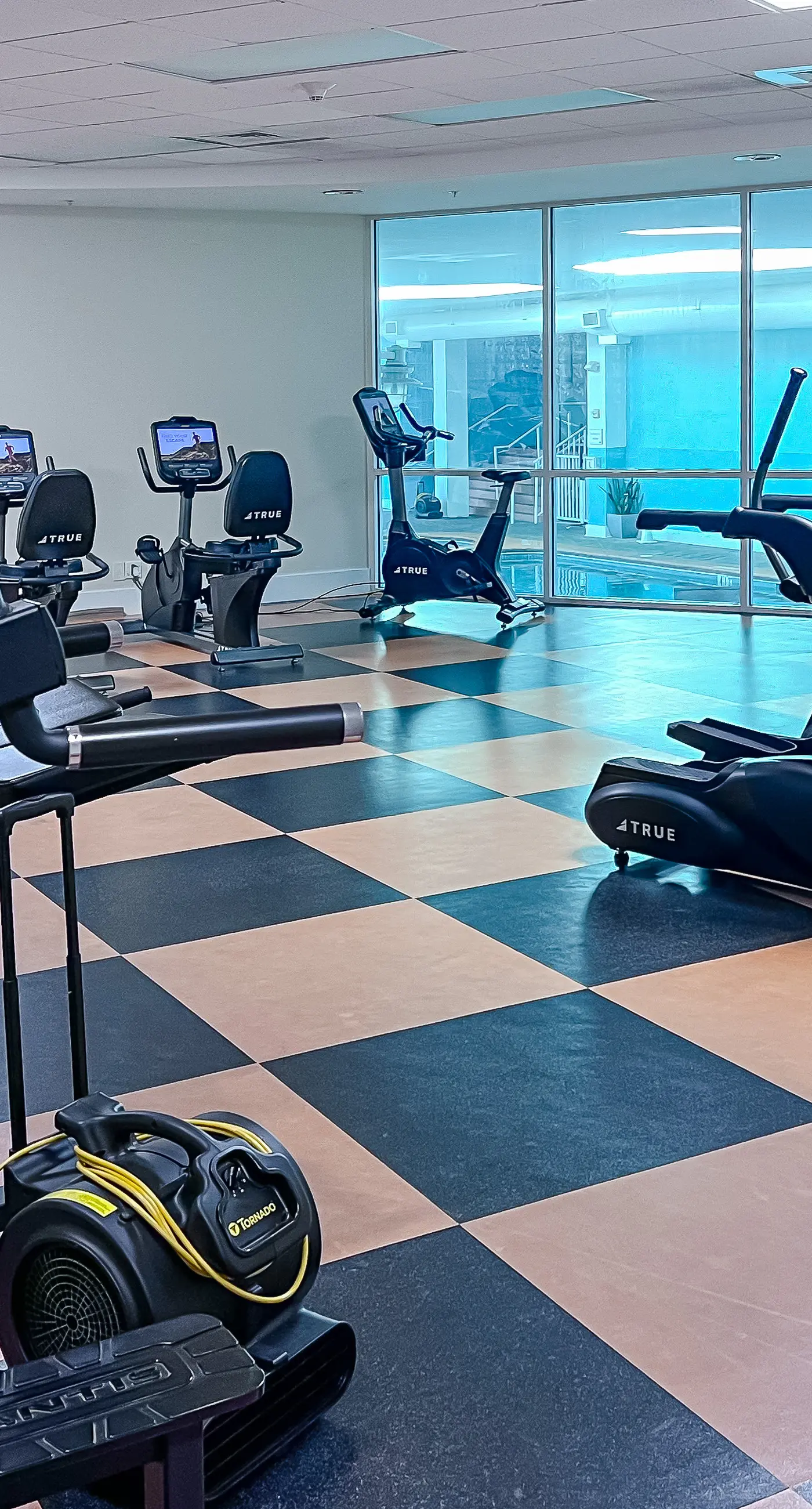 Brilliant water view condo with multiple pools, lazy river & internet