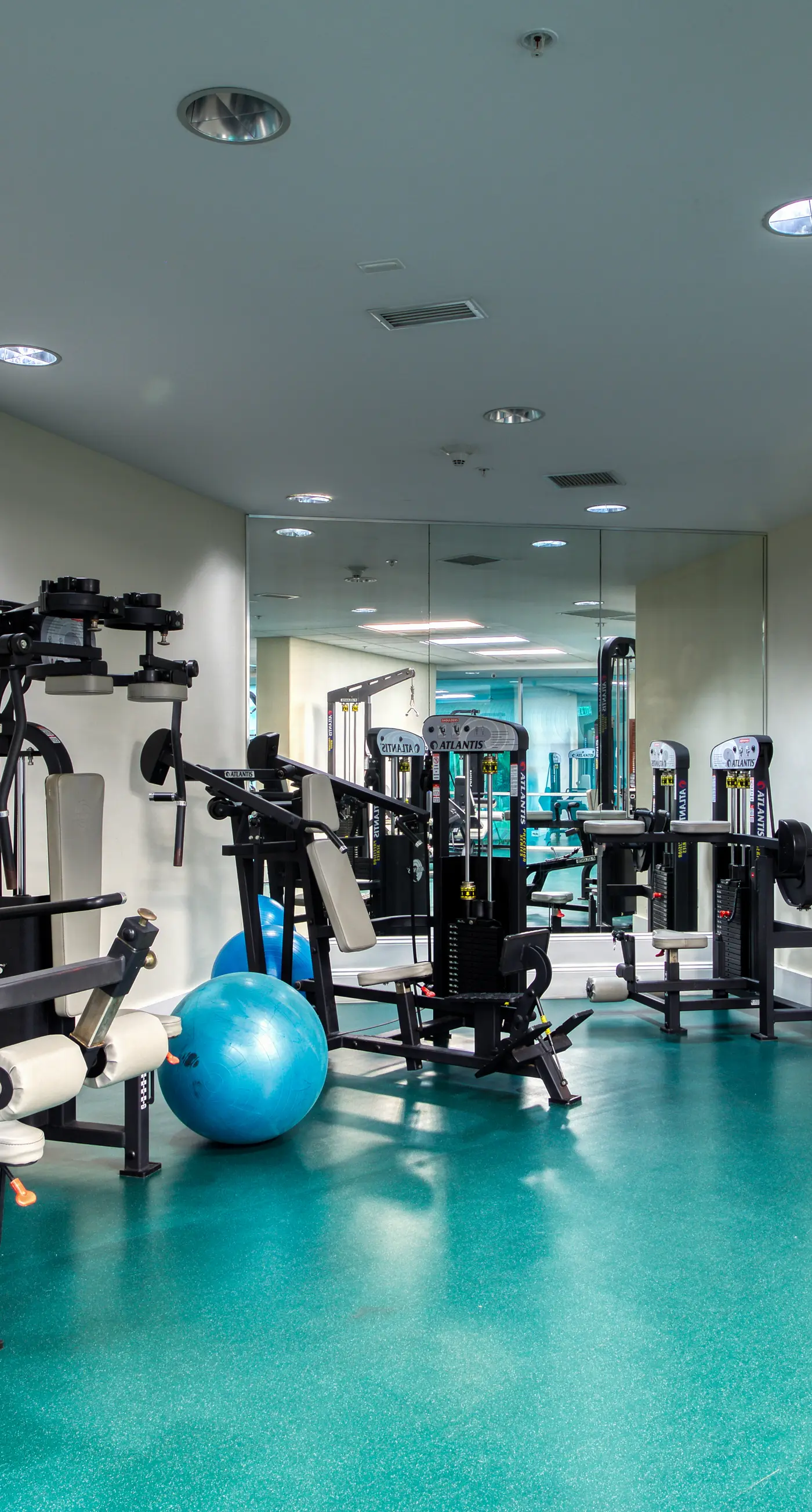 Brilliant water view condo with multiple pools, lazy river & internet