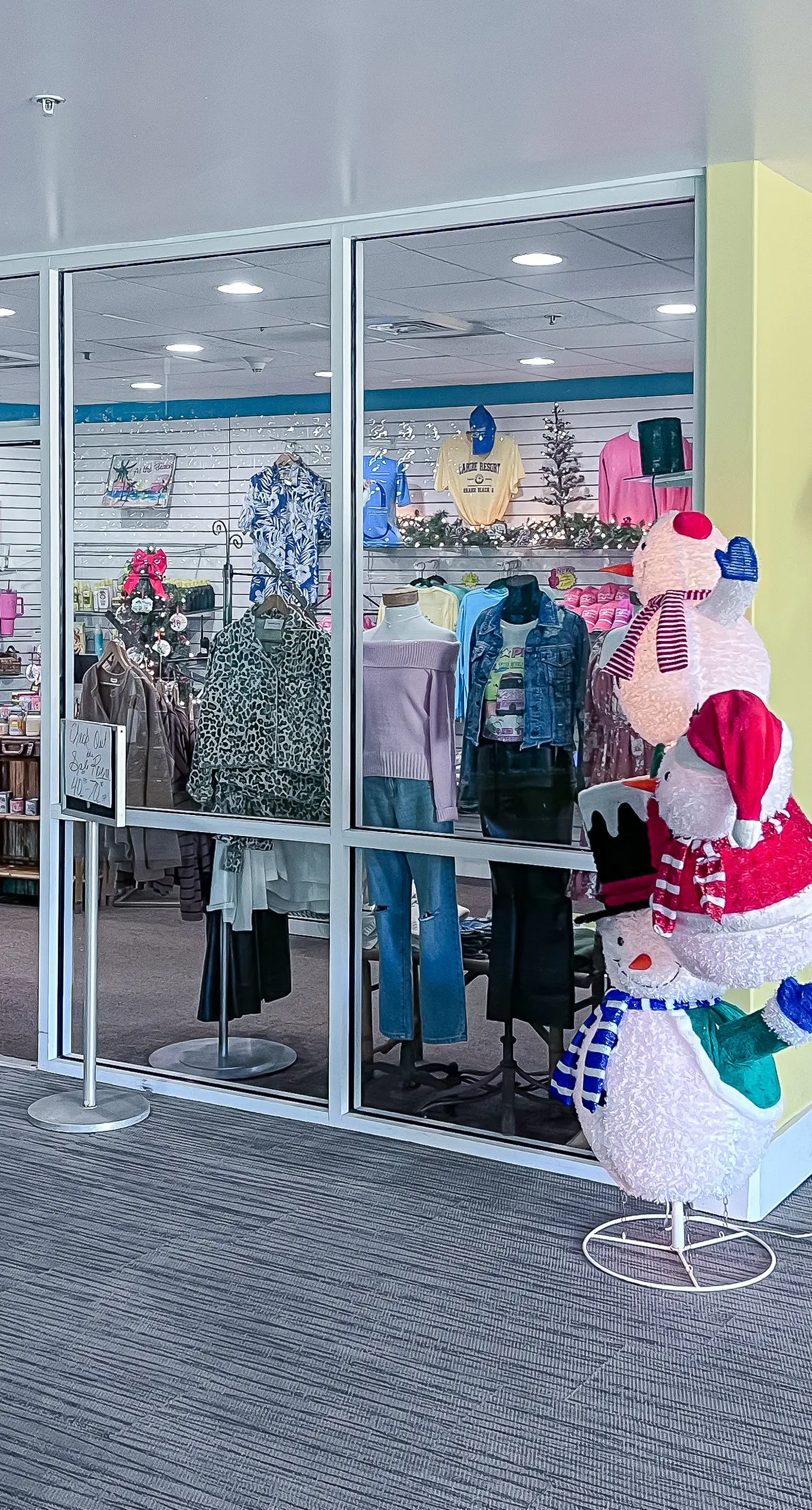 Brilliant water view condo with multiple pools, lazy river & internet