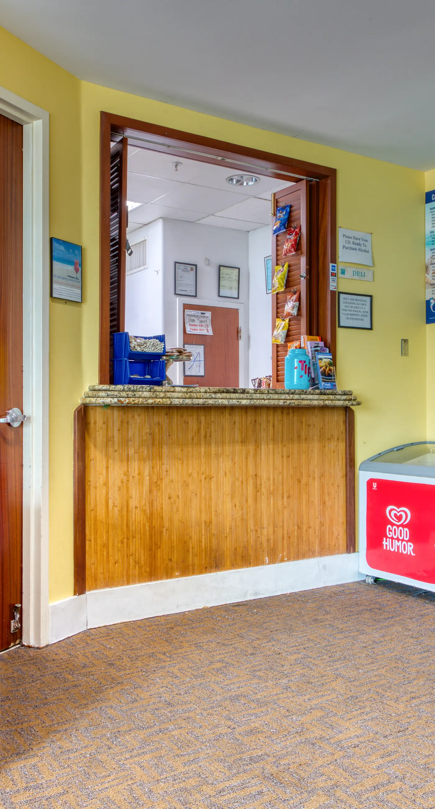 Brilliant water view condo with multiple pools, lazy river & internet