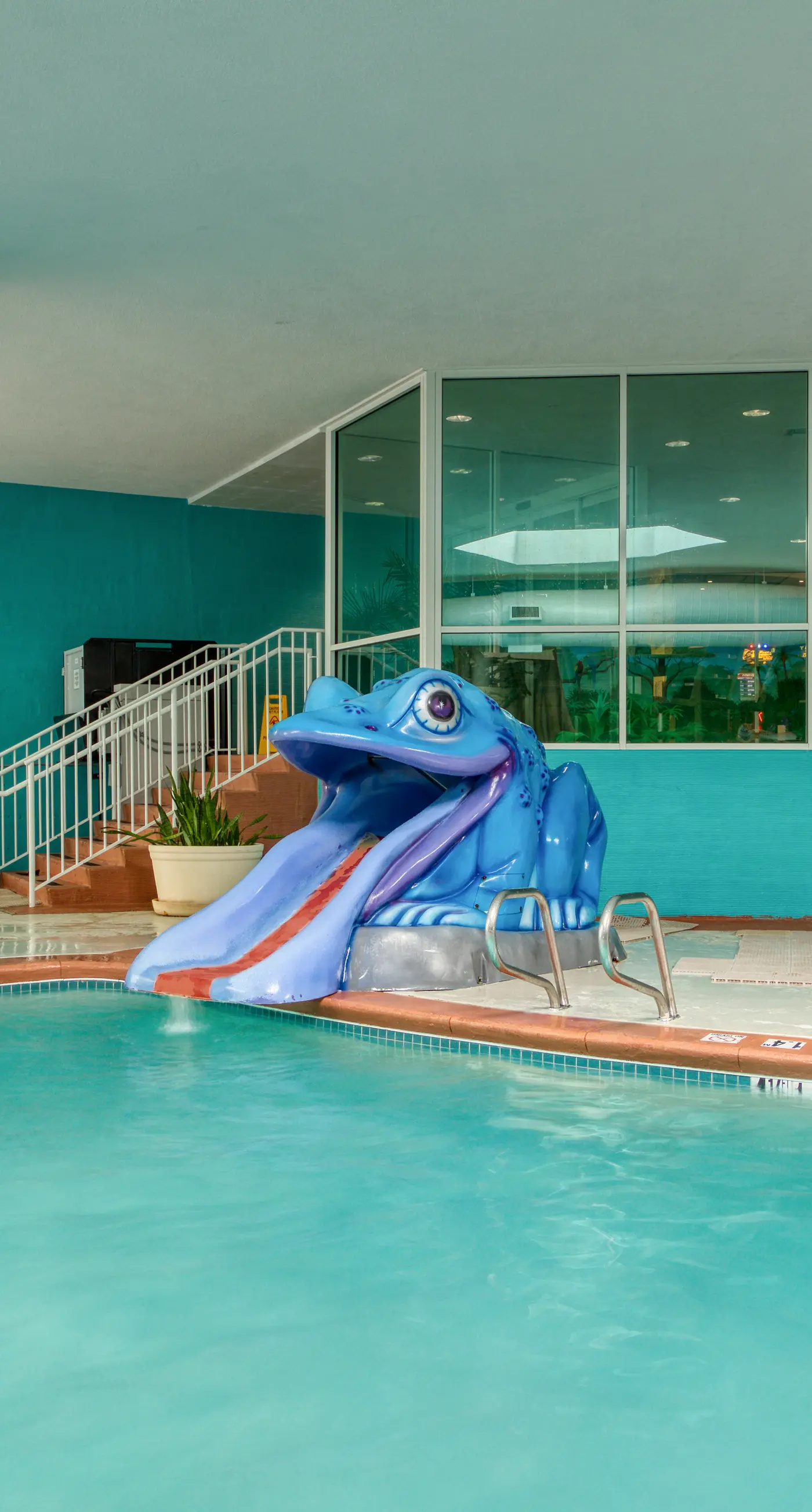 Brilliant water view condo with multiple pools, lazy river & internet