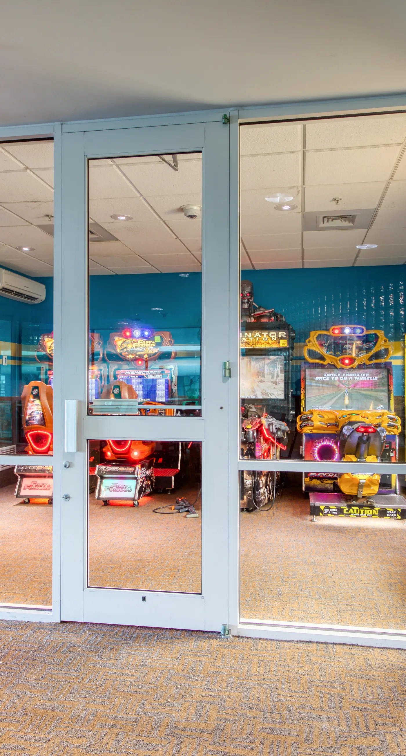 Brilliant water view condo with multiple pools, lazy river & internet