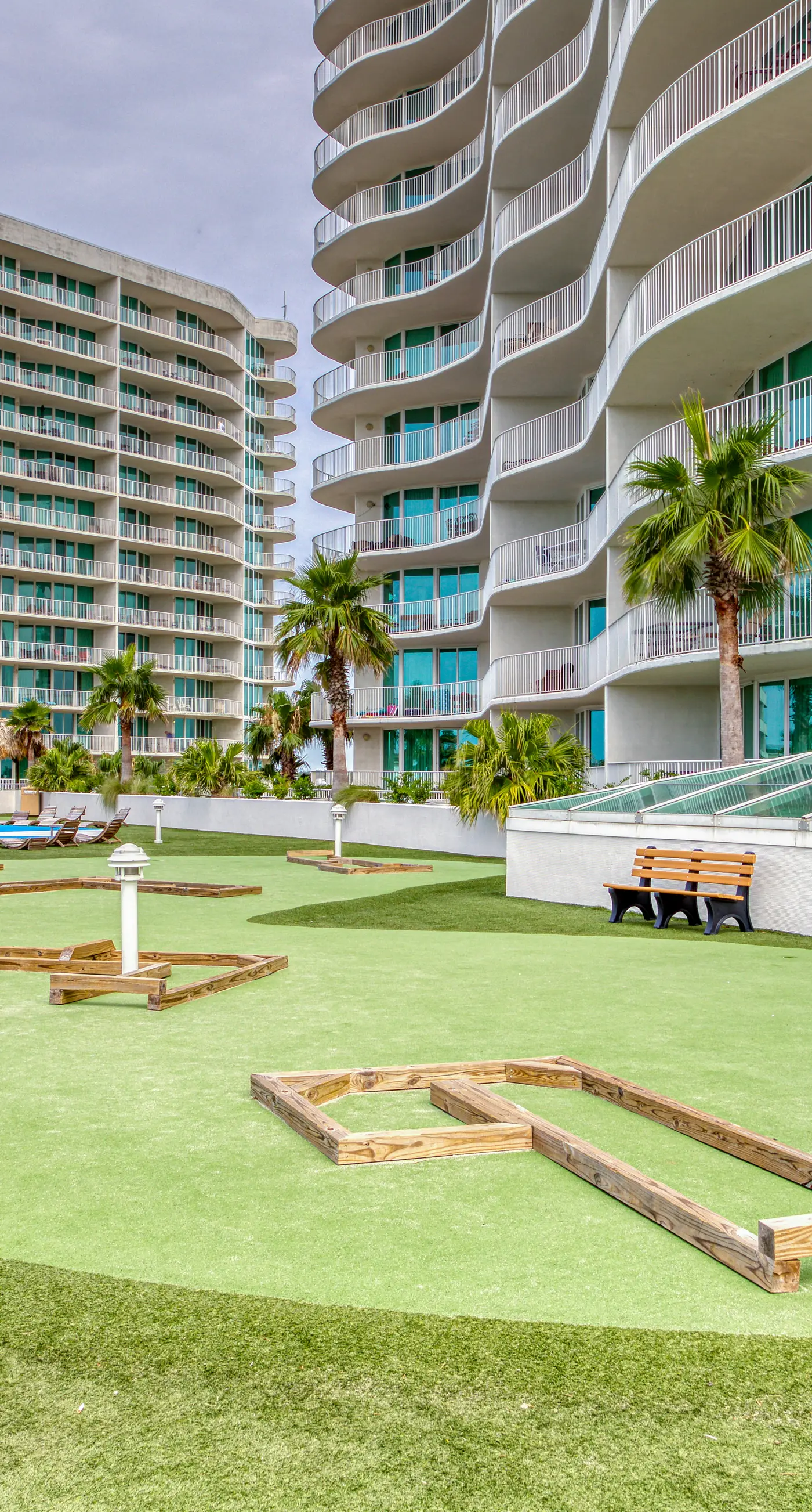 Brilliant water view condo with multiple pools, lazy river & internet