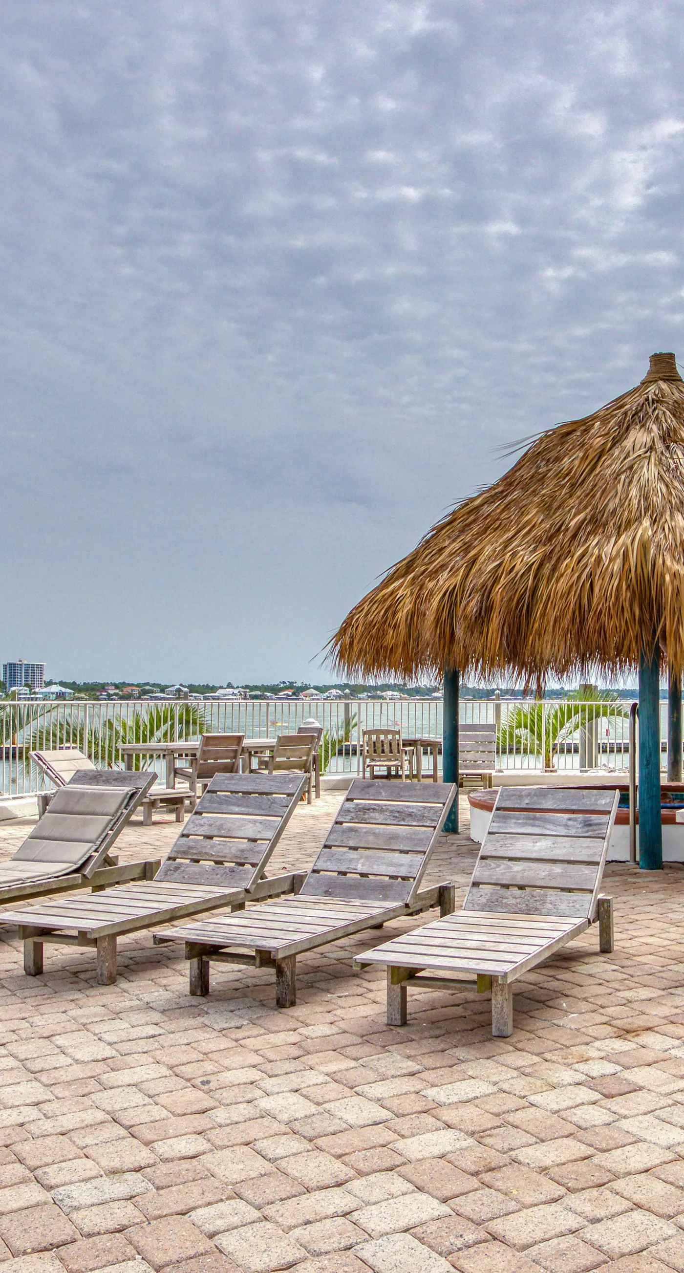 Brilliant water view condo with multiple pools, lazy river & internet