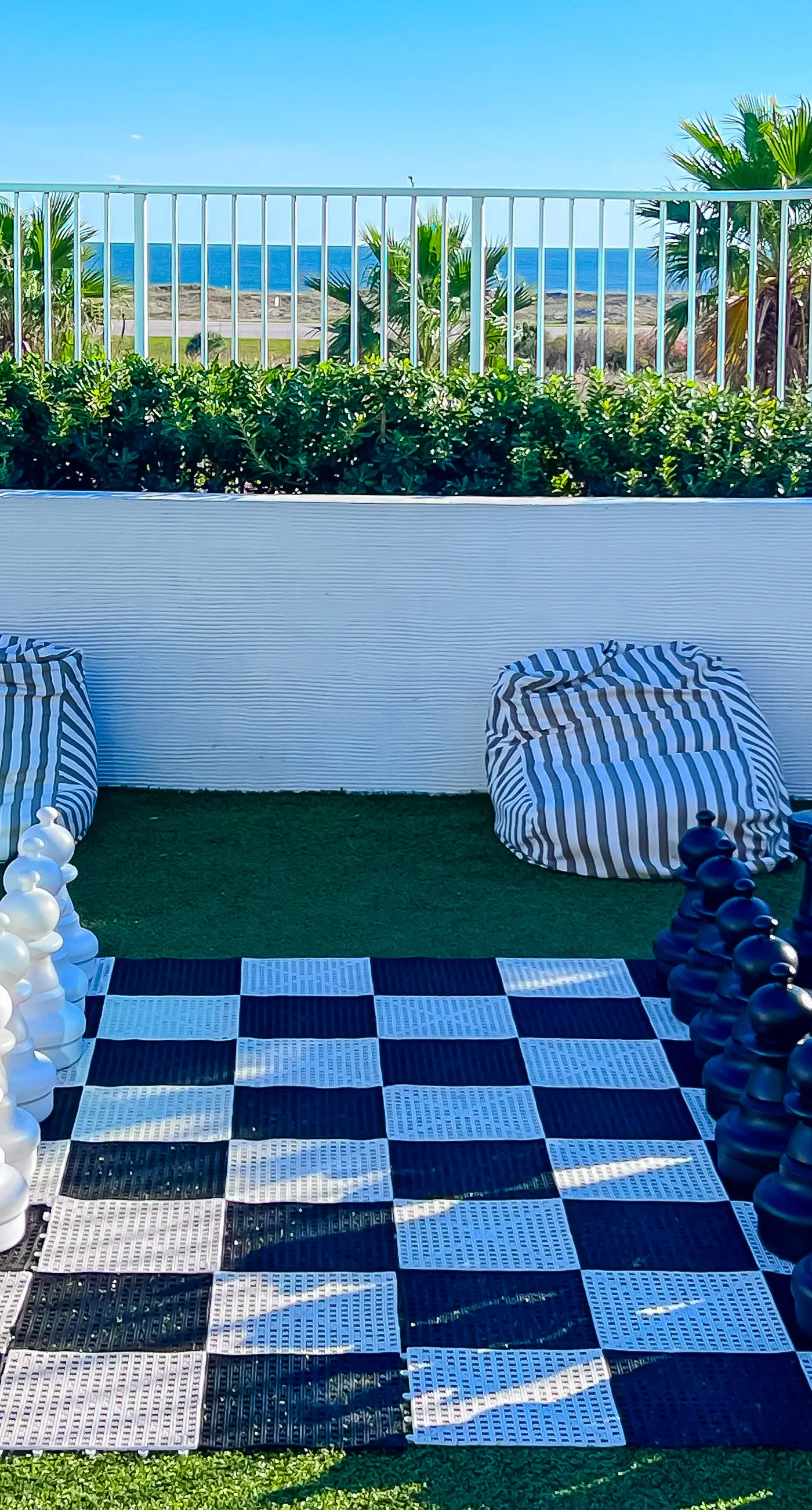 Brilliant water view condo with multiple pools, lazy river & internet