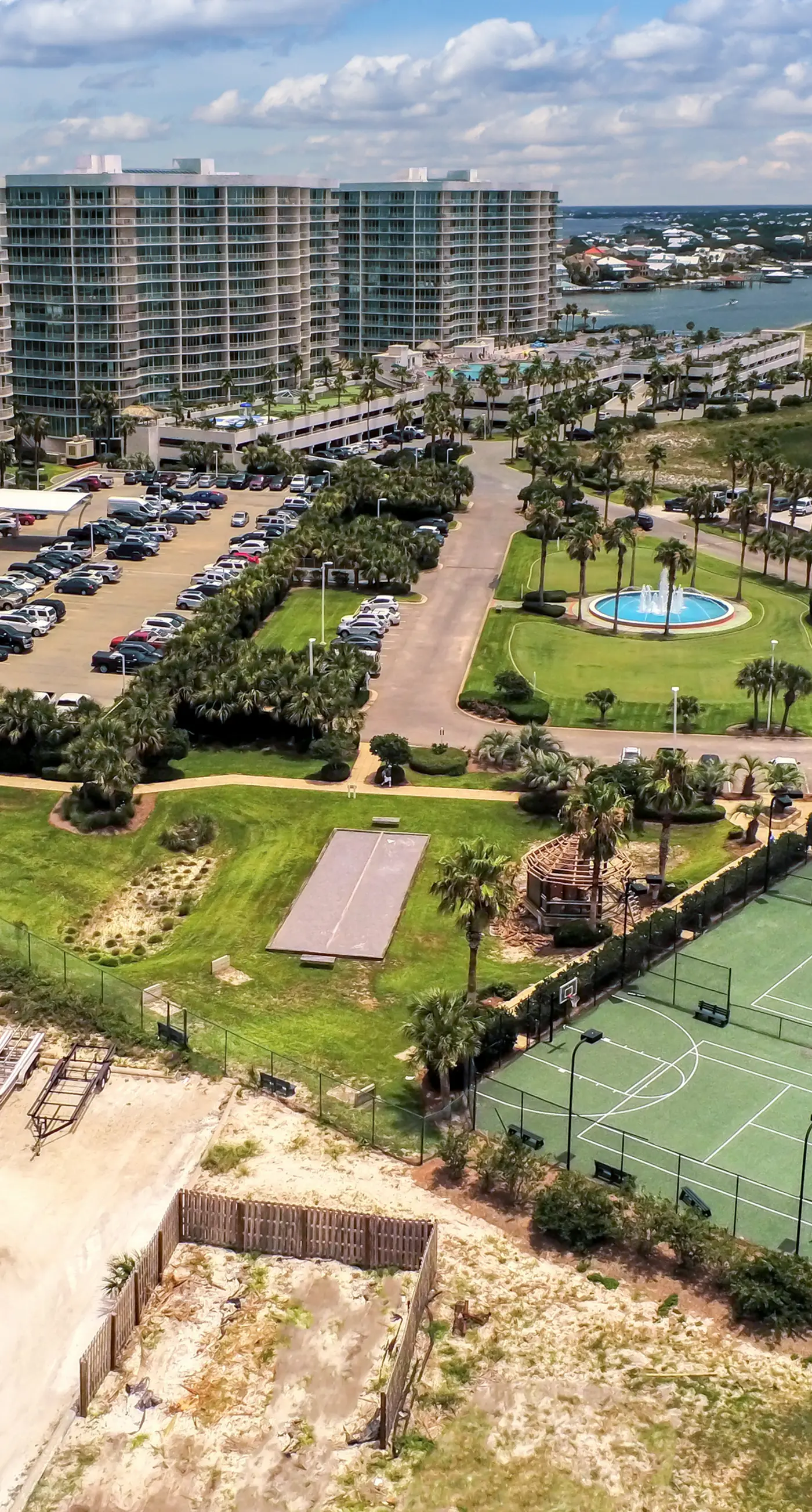 Brilliant water view condo with multiple pools, lazy river & internet