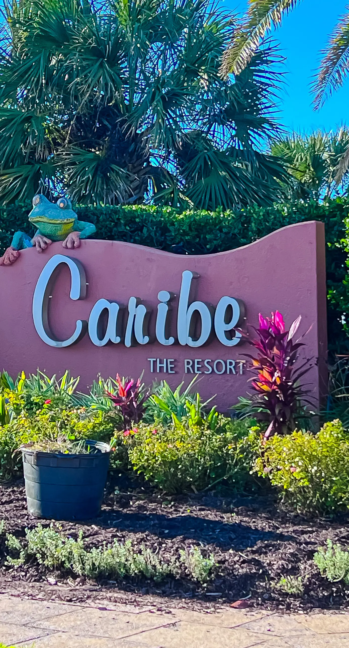 Brilliant water view condo with multiple pools, lazy river & internet