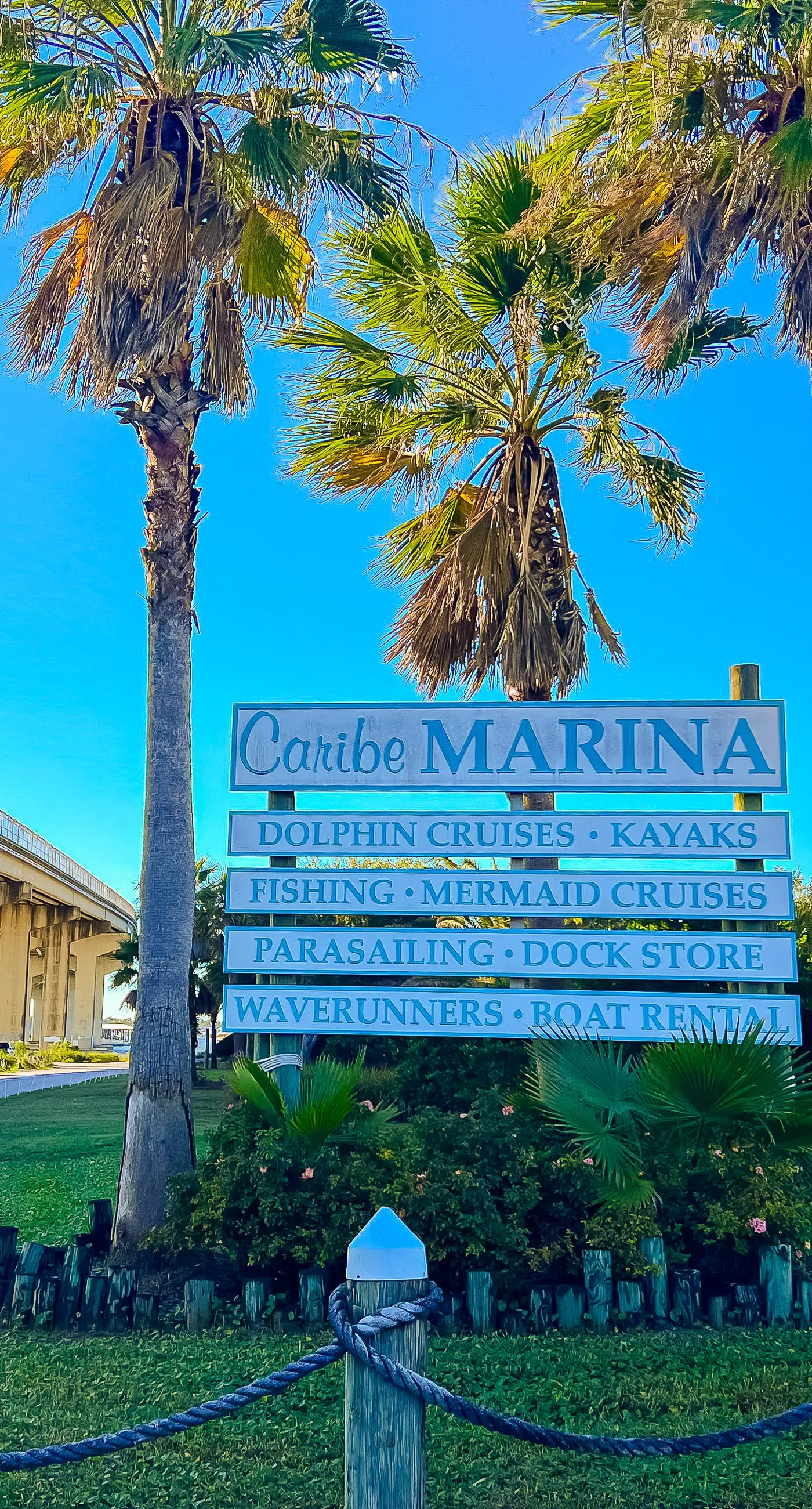 Brilliant water view condo with multiple pools, lazy river & internet