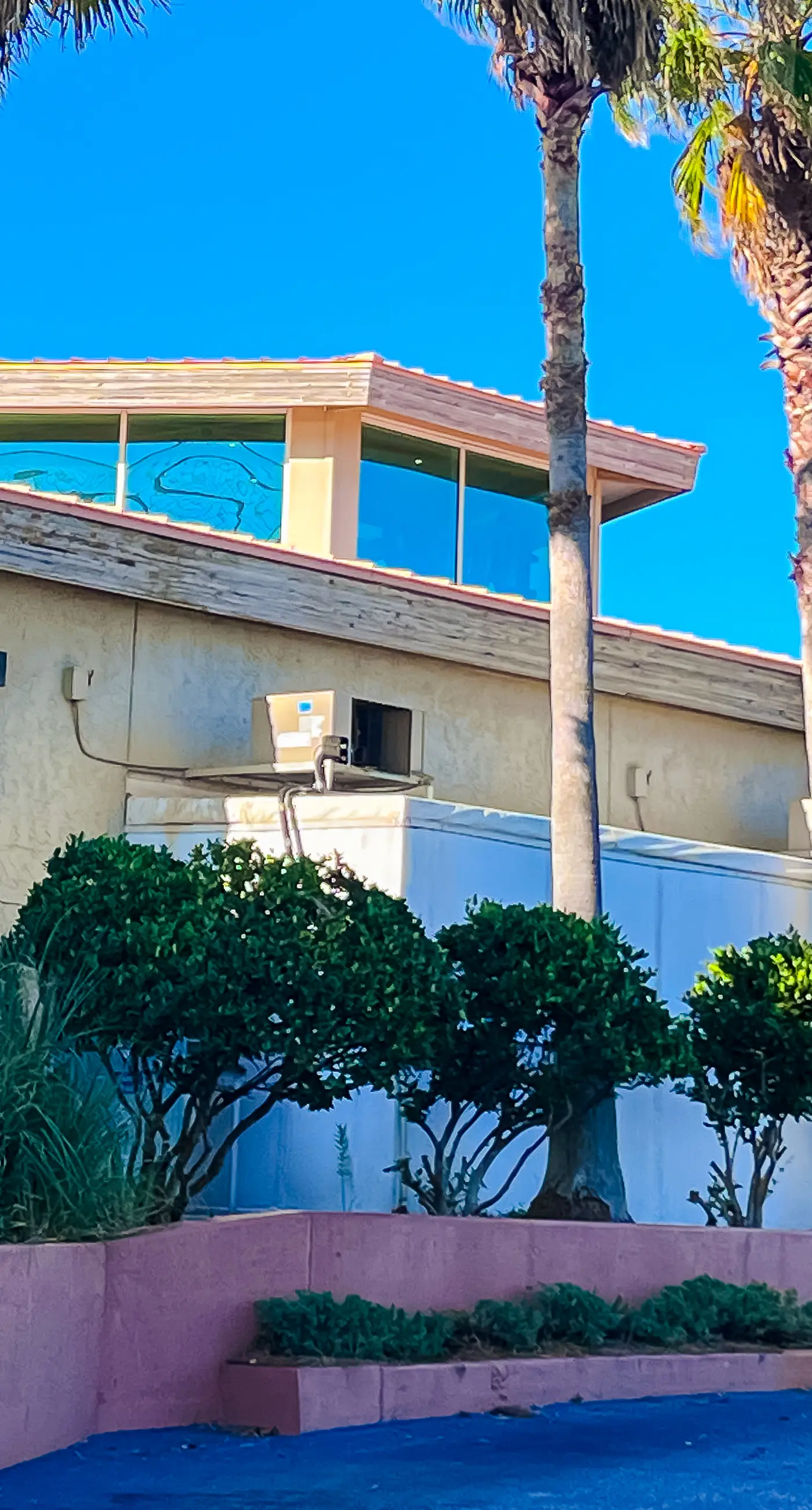 Brilliant water view condo with multiple pools, lazy river & internet