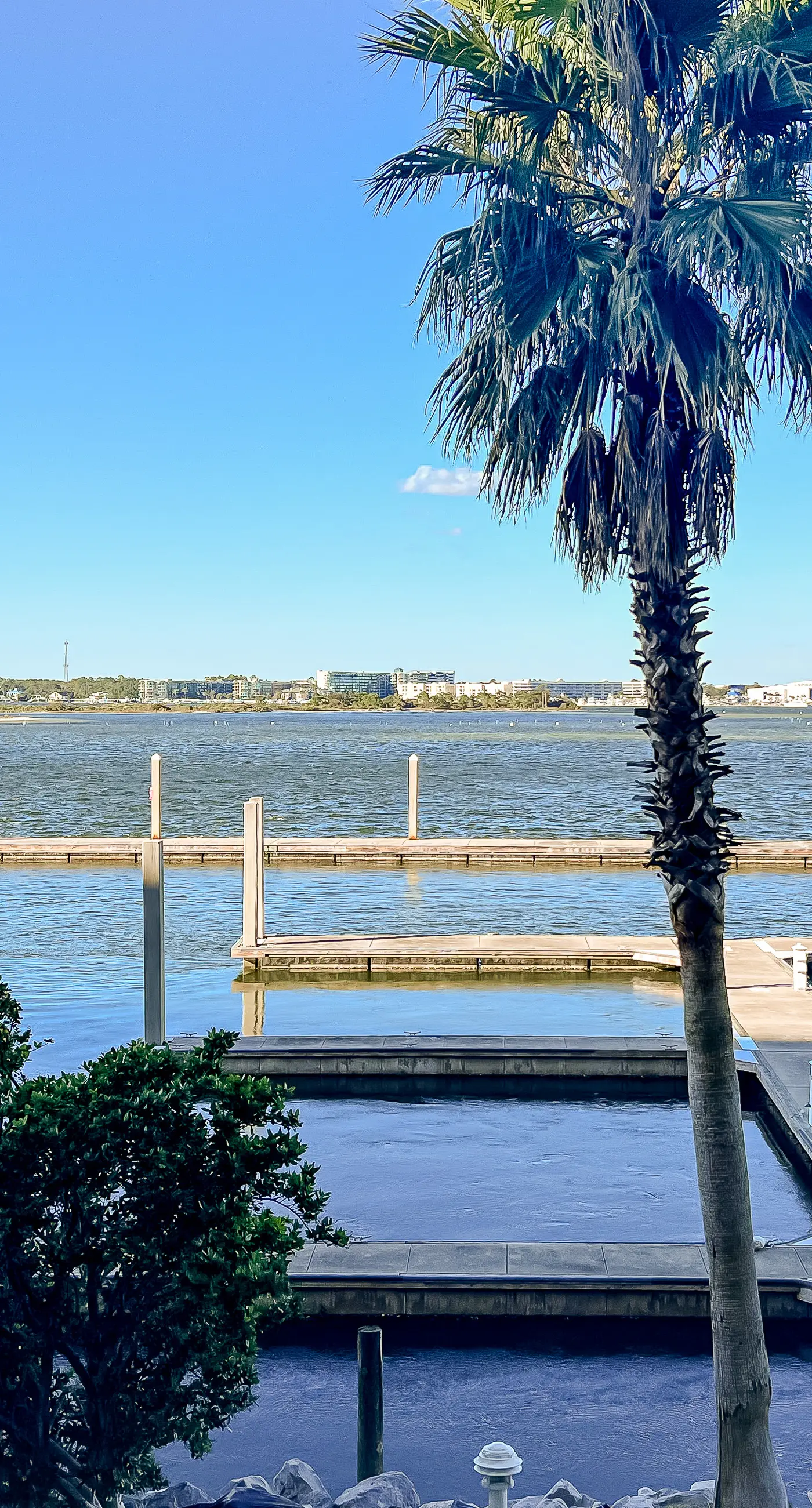 Brilliant water view condo with multiple pools, lazy river & internet