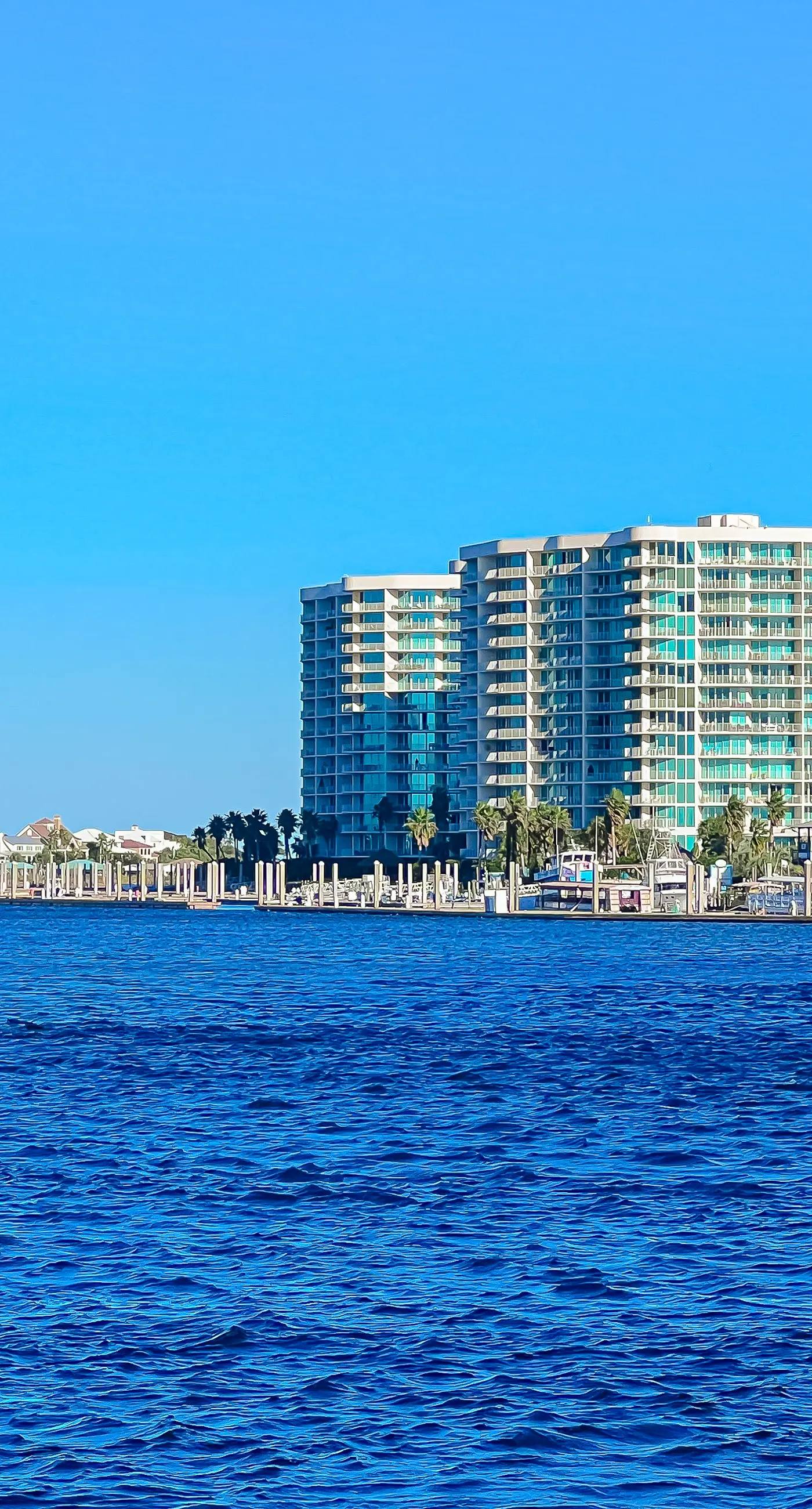 Brilliant water view condo with multiple pools, lazy river & internet