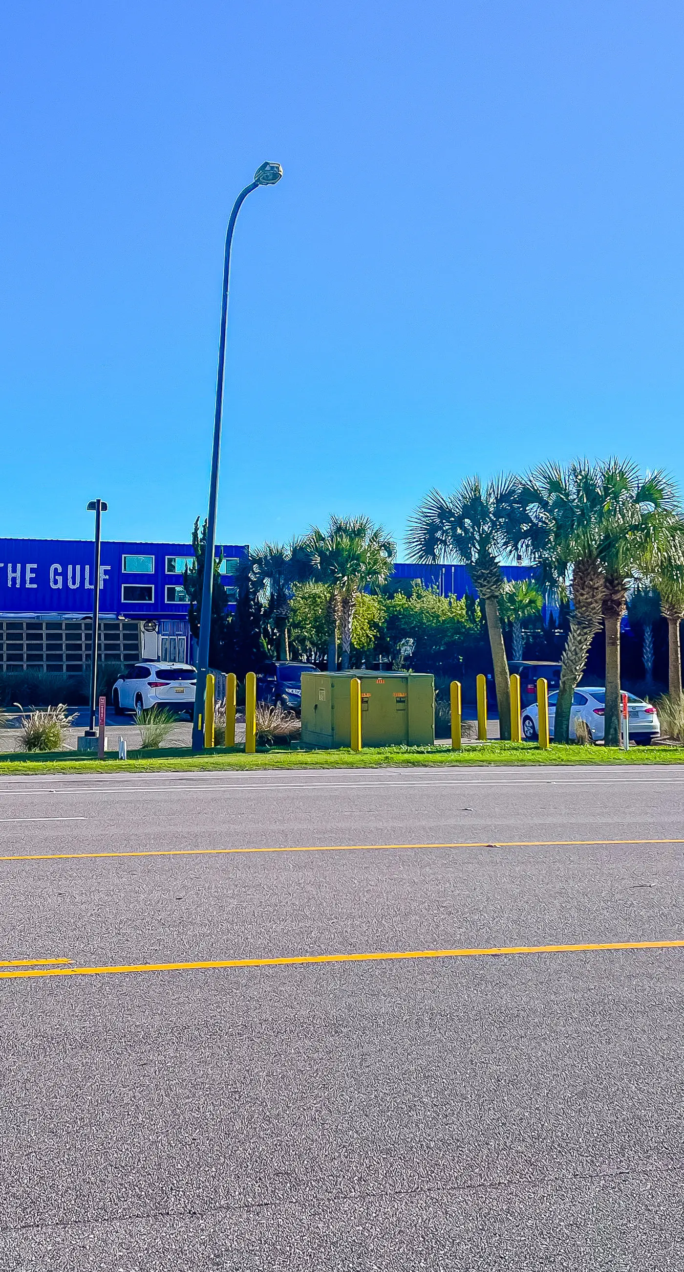 Brilliant water view condo with multiple pools, lazy river & internet