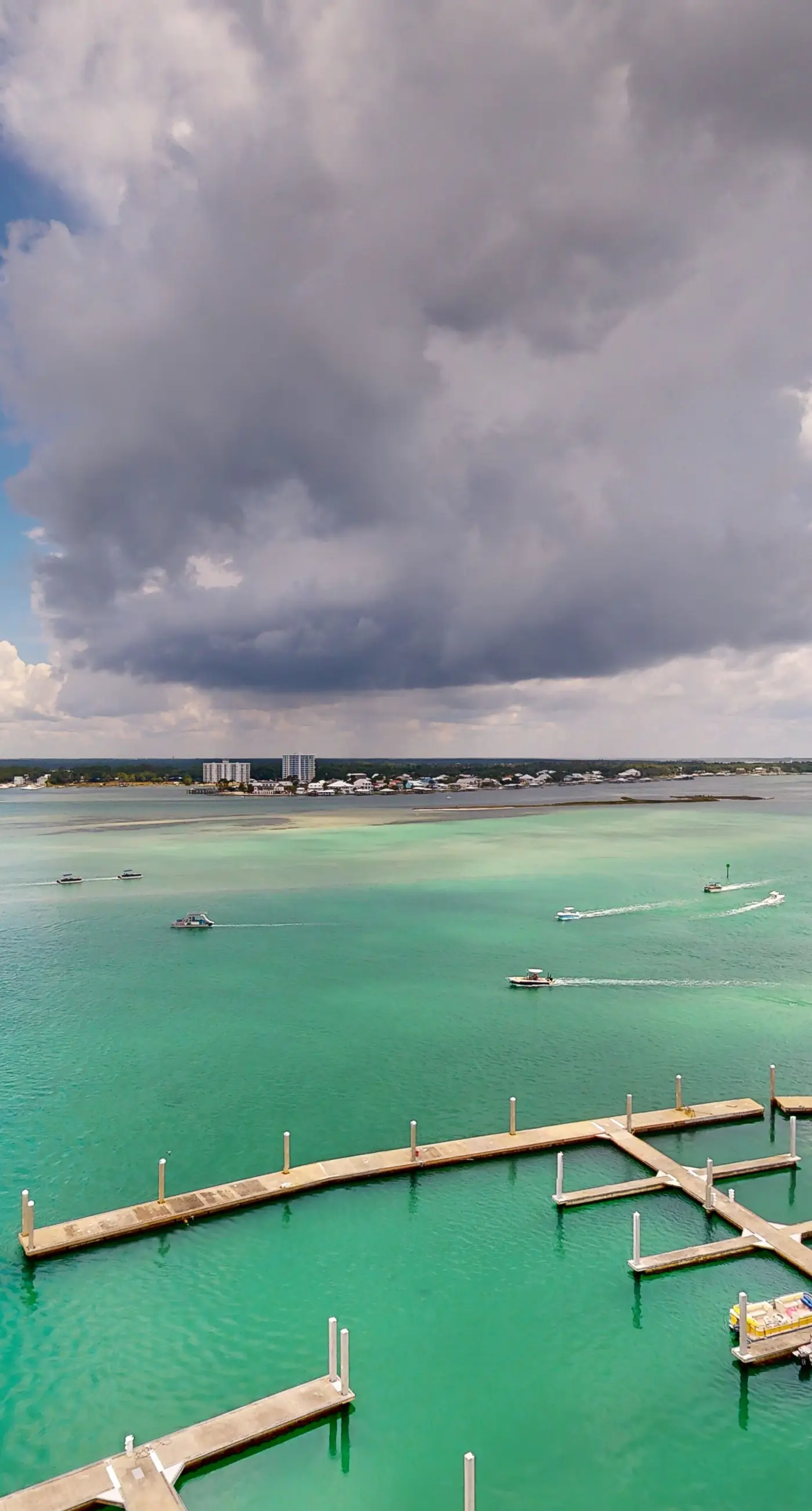 Brilliant water view condo with multiple pools, lazy river & internet