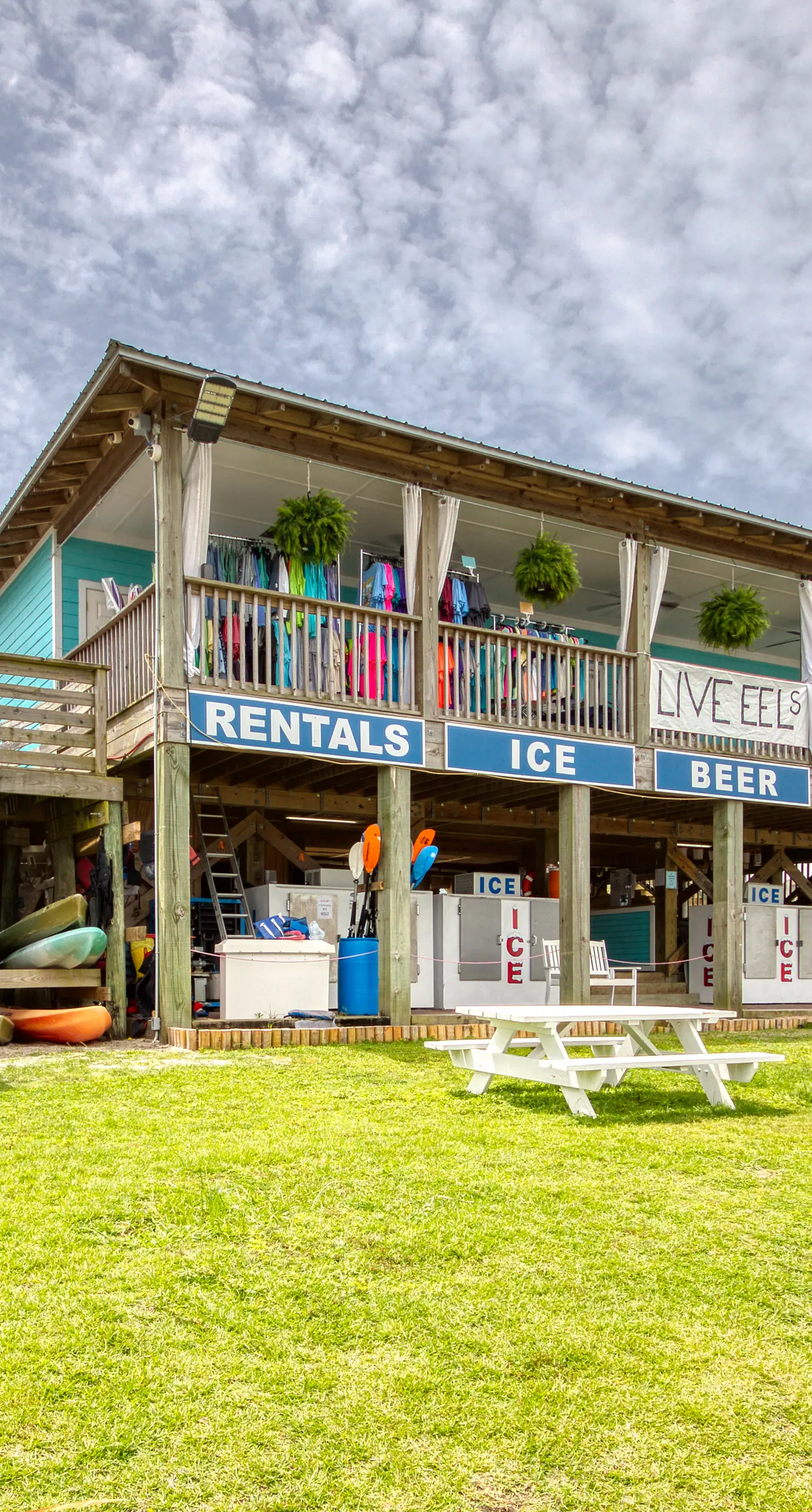 Brilliant water view condo with multiple pools, lazy river & internet