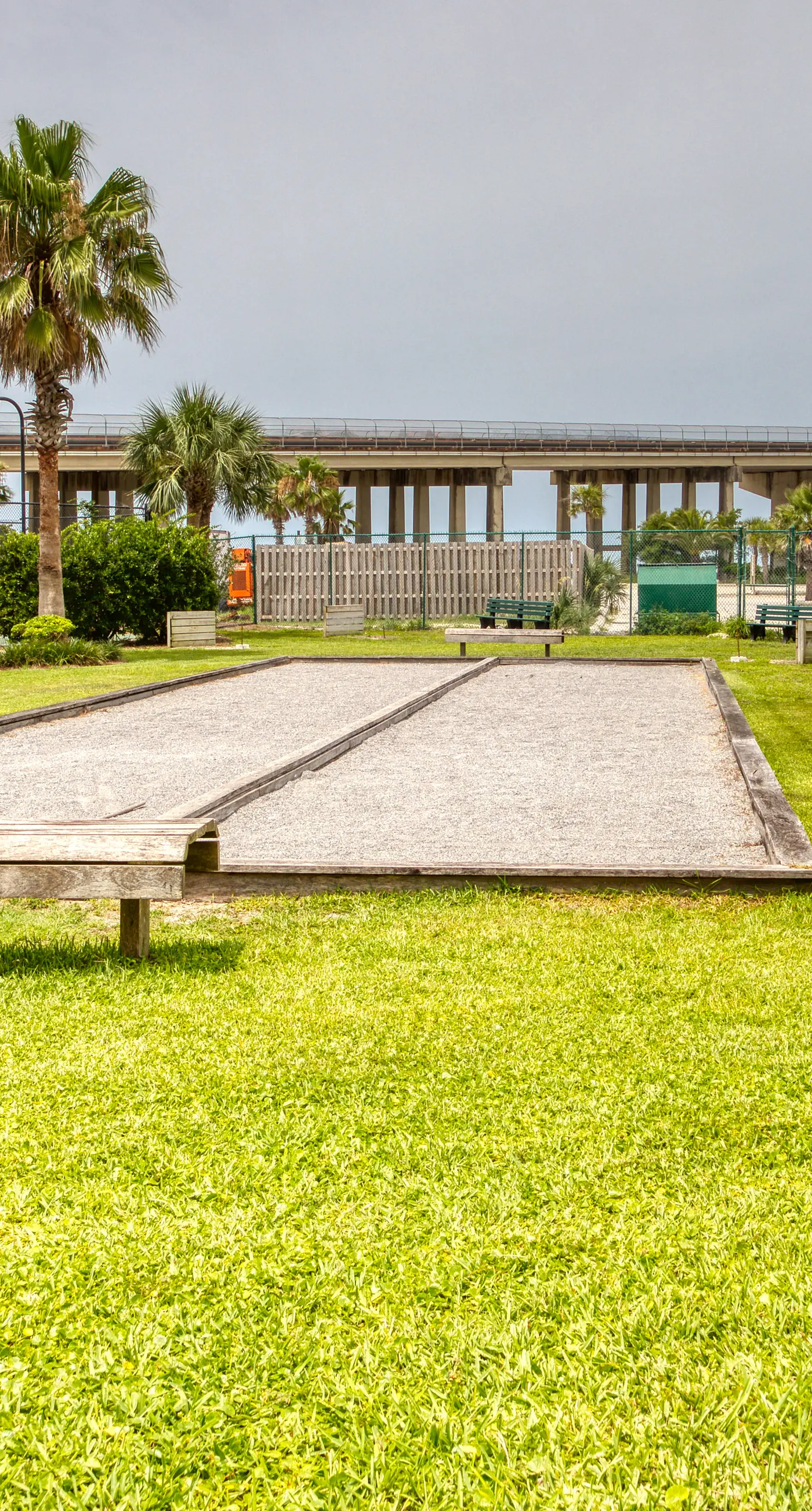 Brilliant water view condo with multiple pools, lazy river & internet