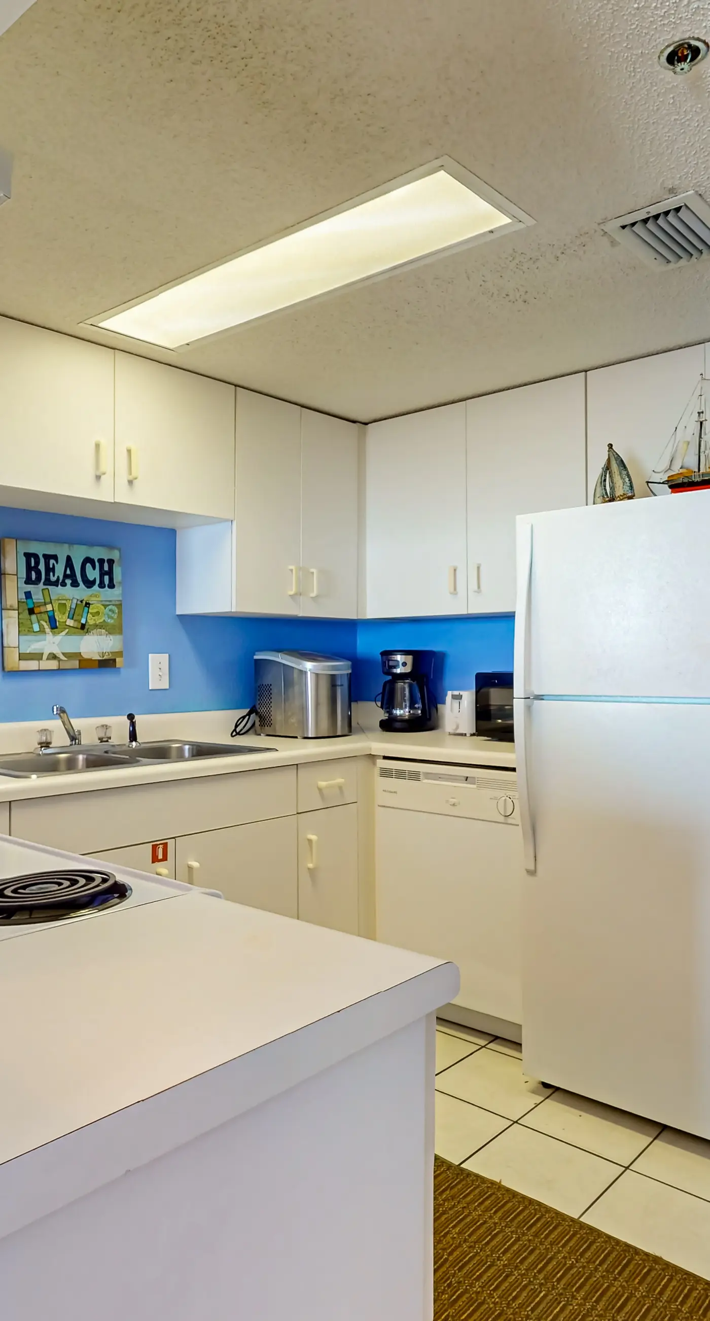 Clearwater condo with bunk room, pool, & balcony - walk to waves