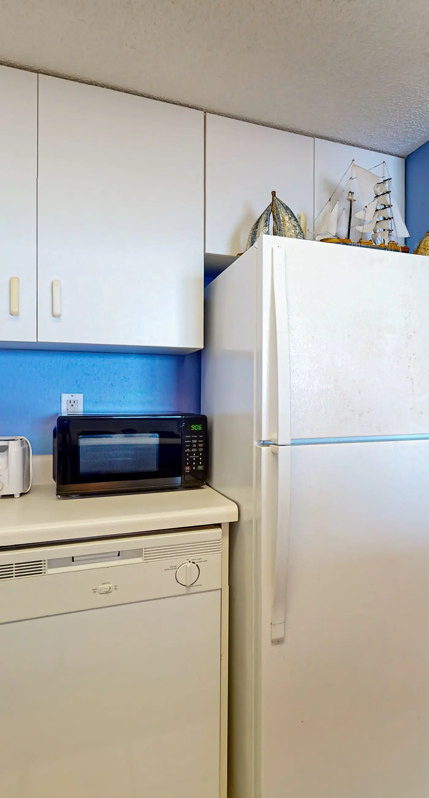 Clearwater condo with bunk room, pool, & balcony - walk to waves