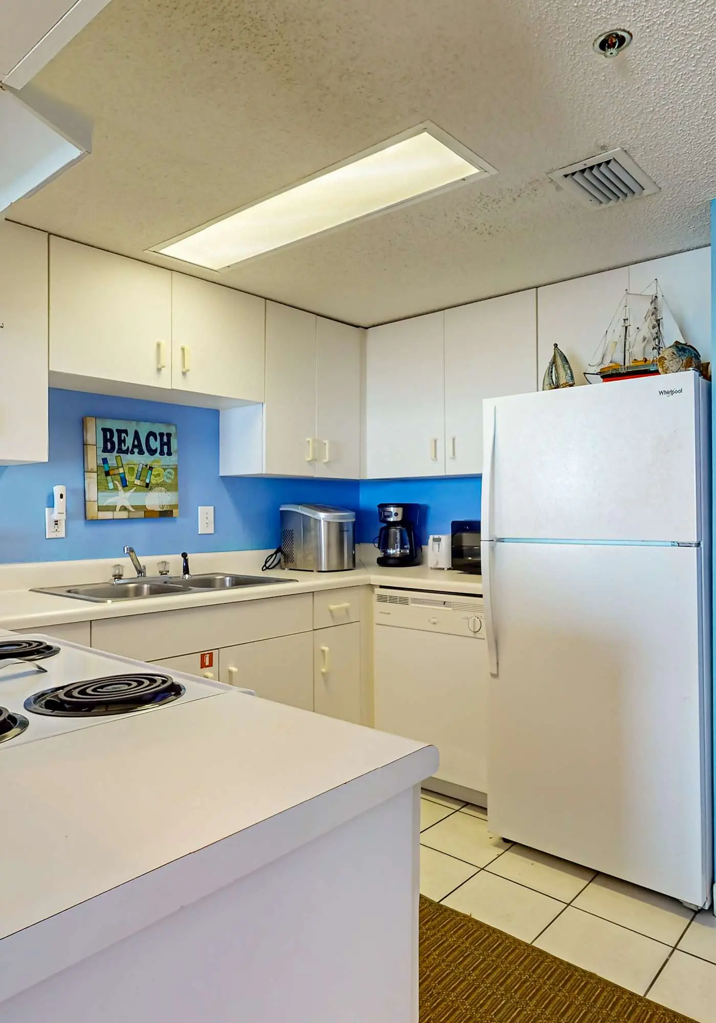 Clearwater condo with bunk room, pool, & balcony - walk to waves
