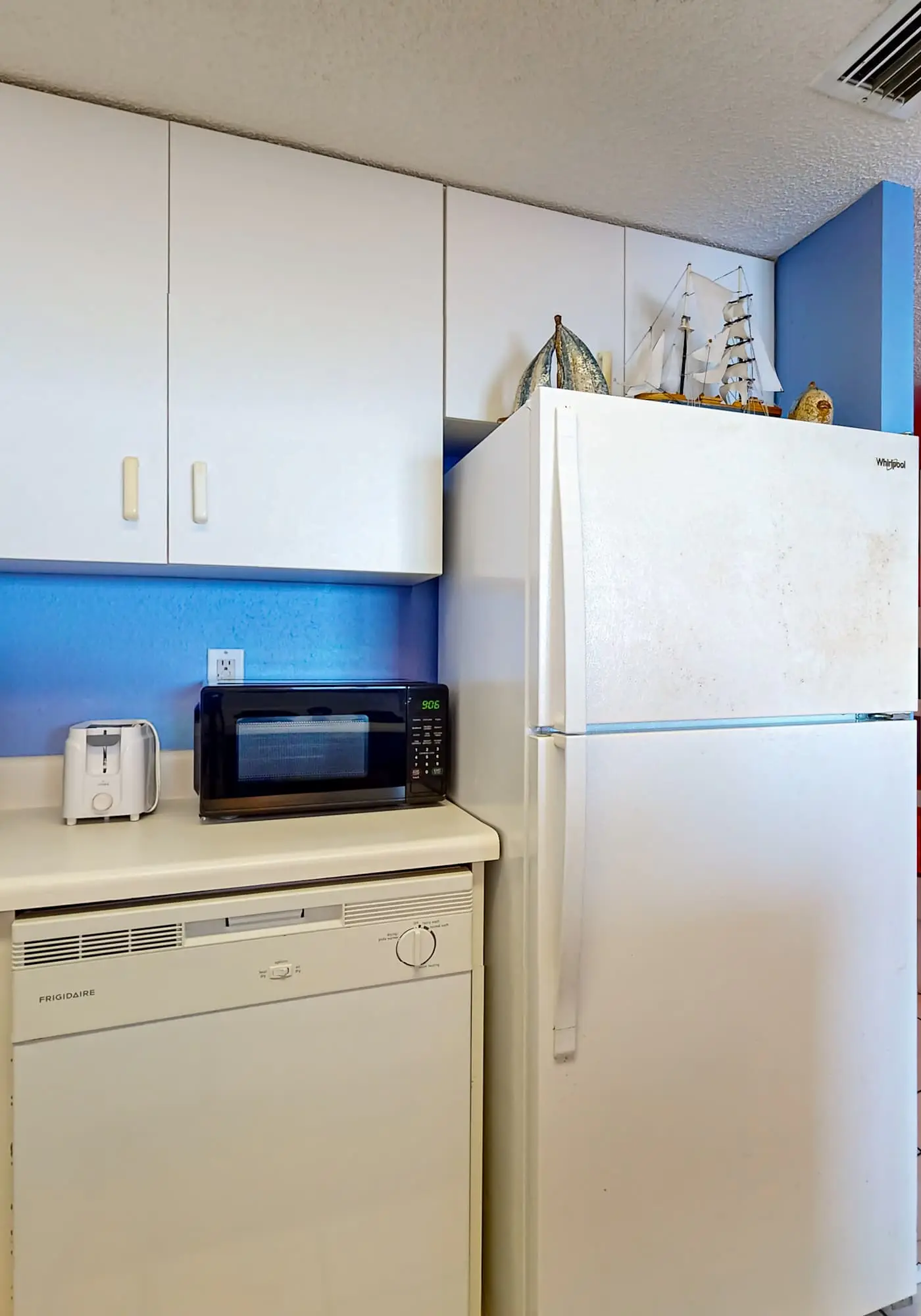 Clearwater condo with bunk room, pool, & balcony - walk to waves