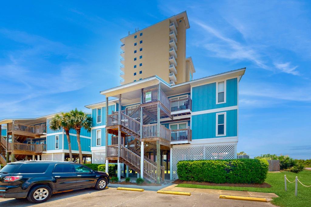 Fun Seahorse condo with gas grill, W&D, & pool access - walk to West Beach