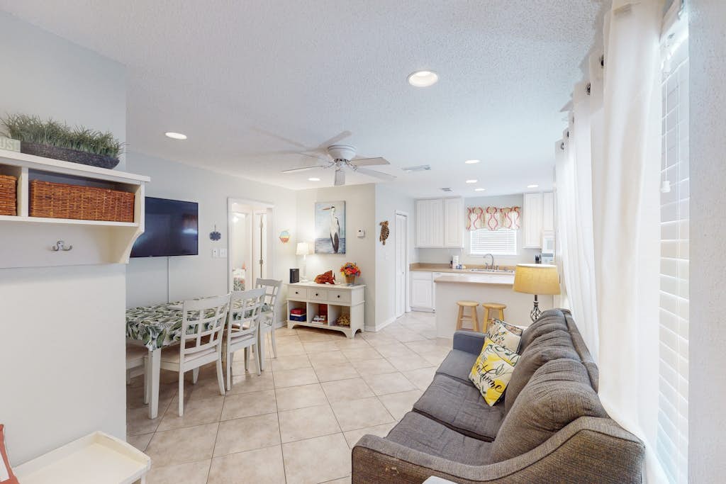 Fun Seahorse condo with gas grill, W&D, & pool access - walk to West Beach