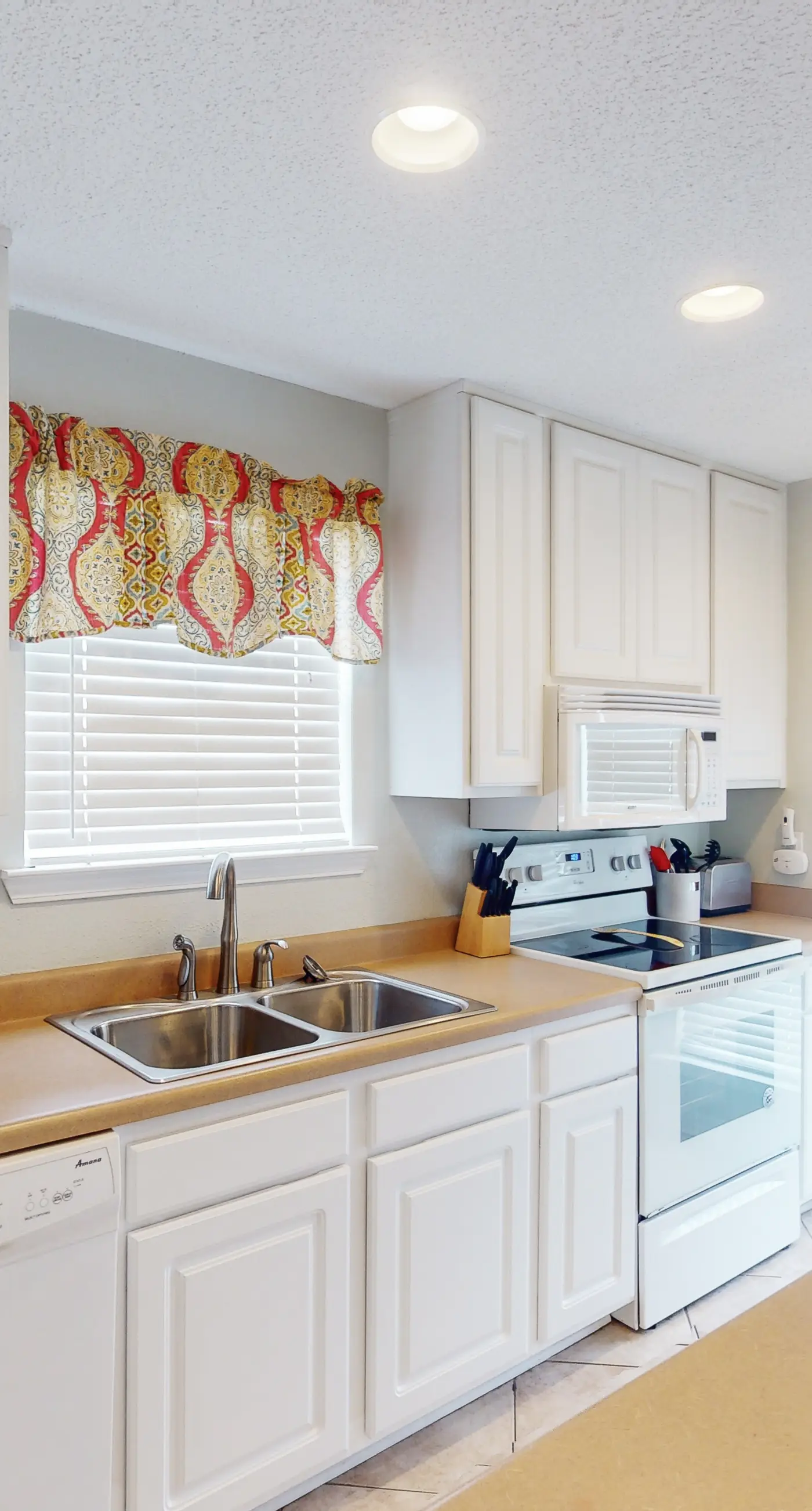 Fun Seahorse condo with gas grill, W&D, & pool access - walk to West Beach