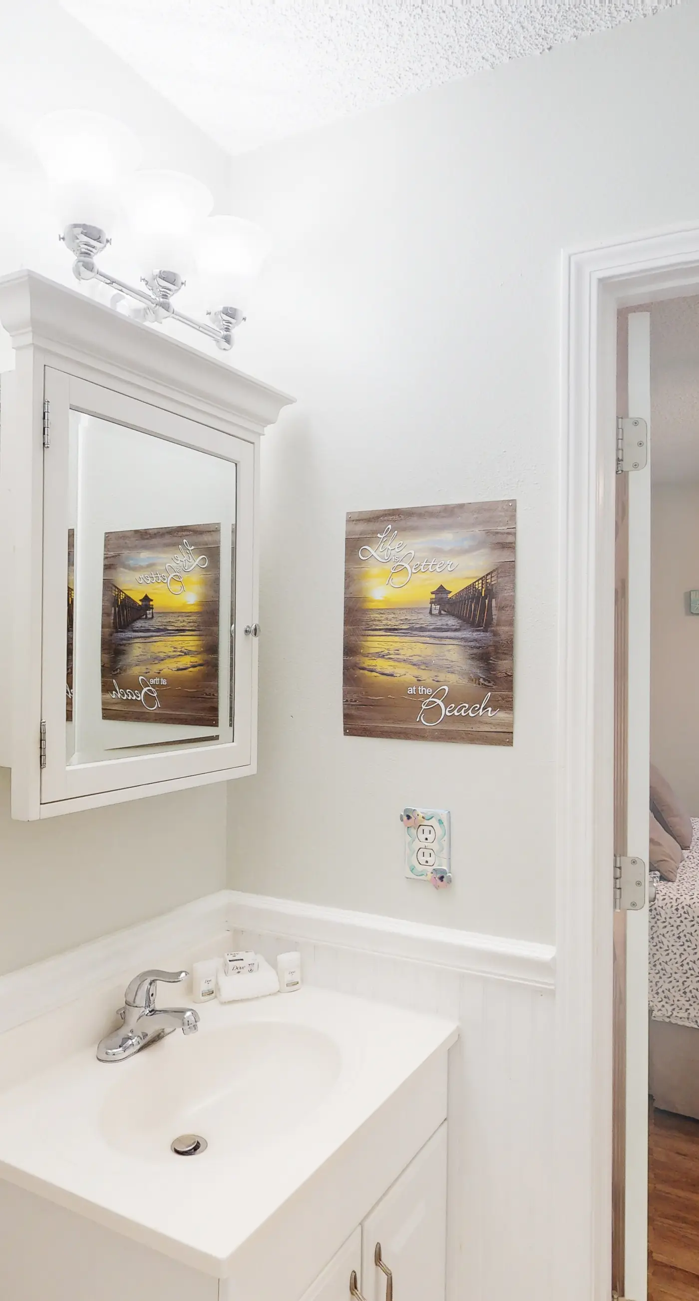 Fun Seahorse condo with gas grill, W&D, & pool access - walk to West Beach