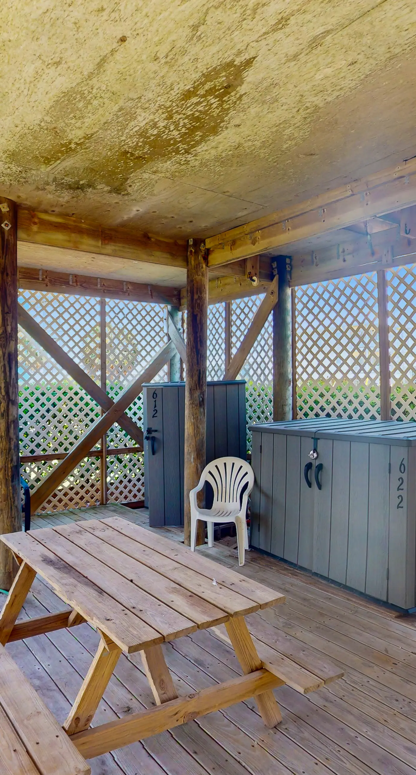 Fun Seahorse condo with gas grill, W&D, & pool access - walk to West Beach