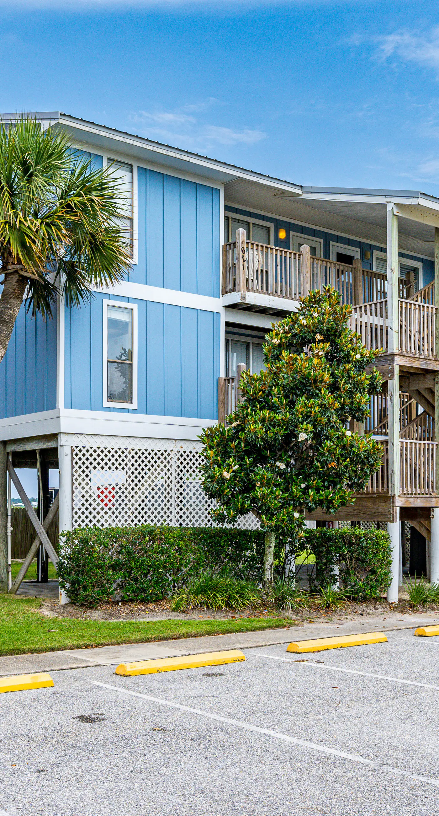 Fun Seahorse condo with gas grill, W&D, & pool access - walk to West Beach