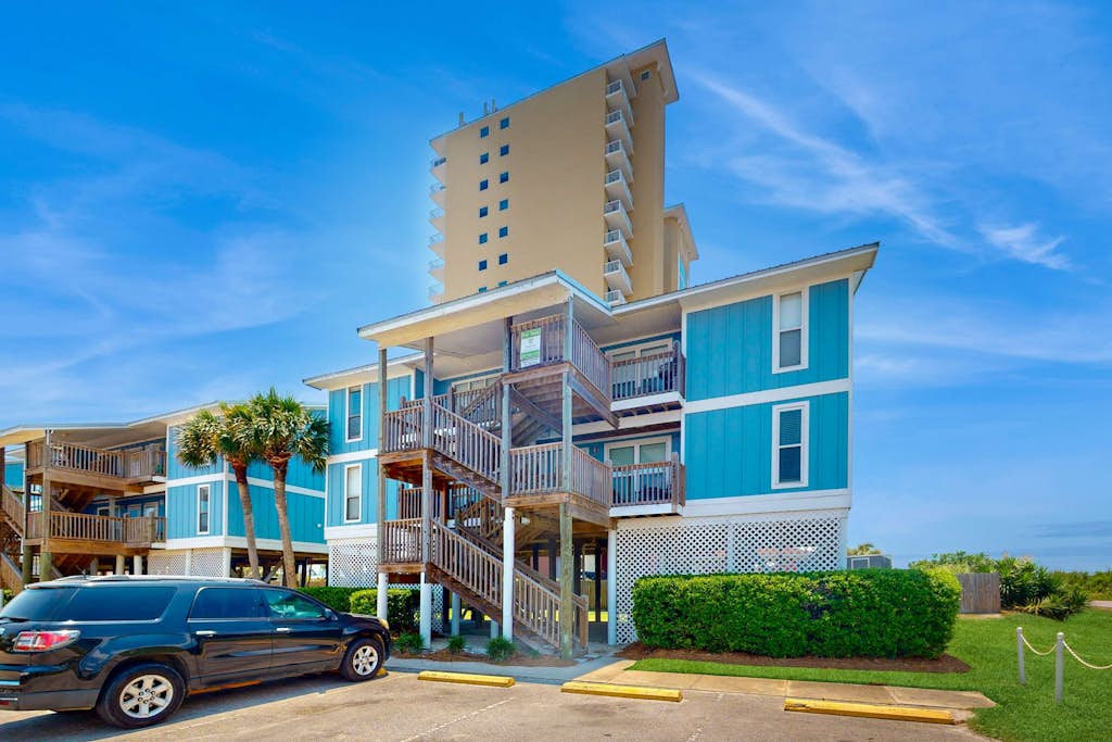 Fun Seahorse condo with gas grill, W&D, & pool access - walk to West Beach