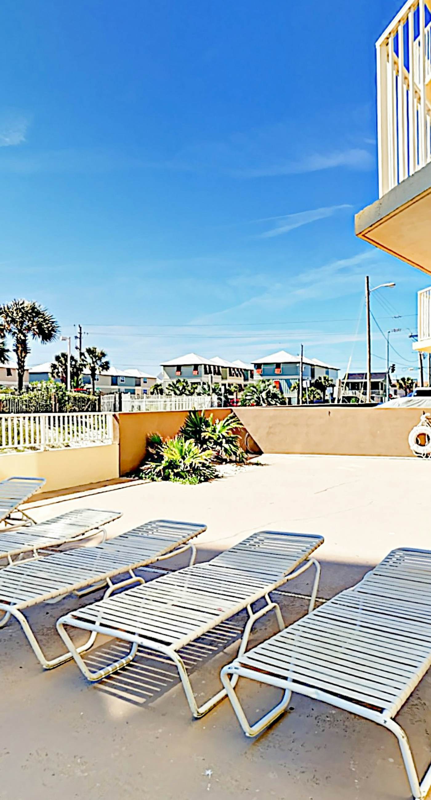 Beachfront Condo, Private 6th-Floor Balcony, Gulf Views, Pool, Sundeck