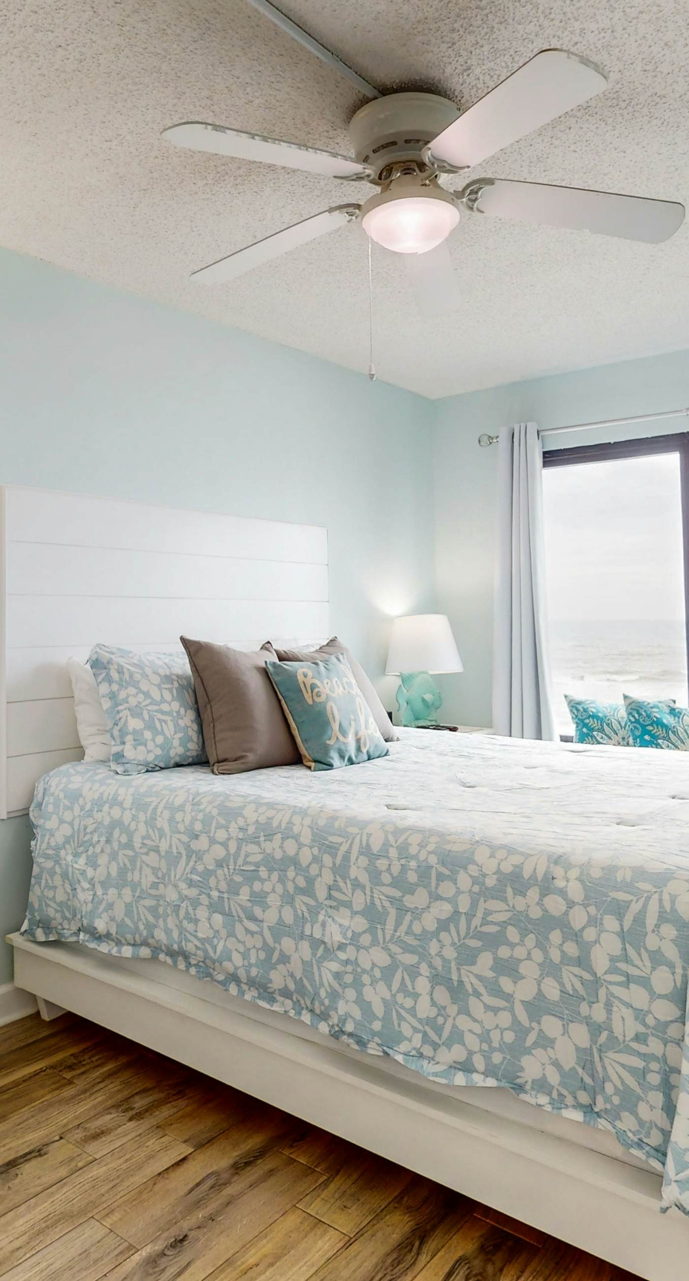 Absolute Gulf-front condo with beach view and pool