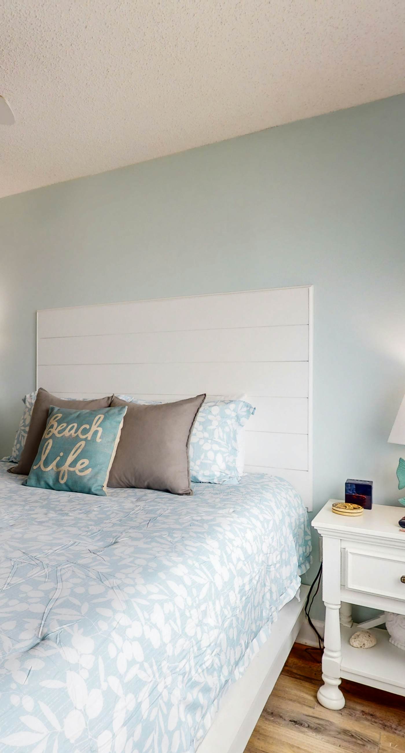 Absolute Gulf-front condo with beach view and pool