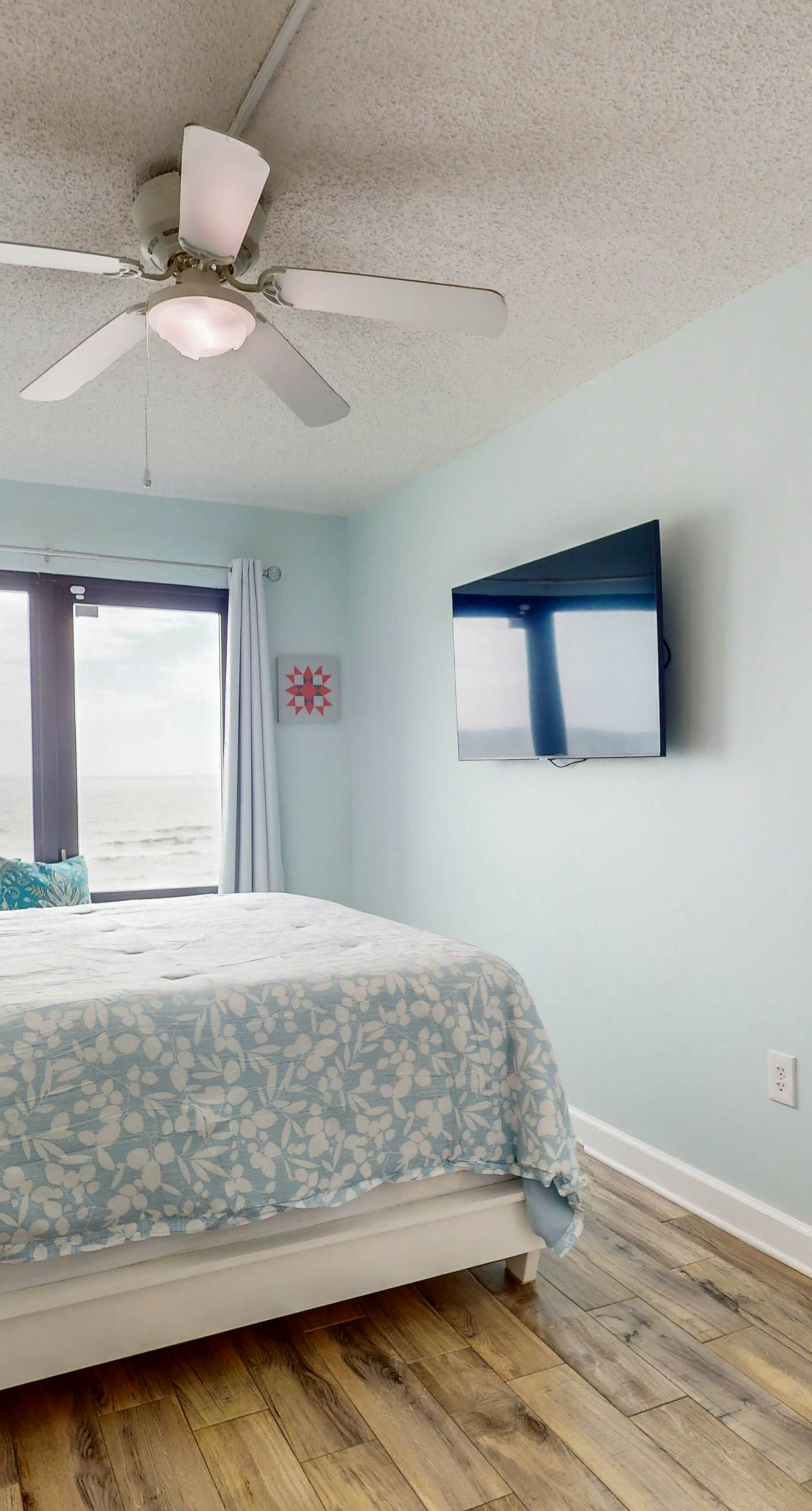 Absolute Gulf-front condo with beach view and pool