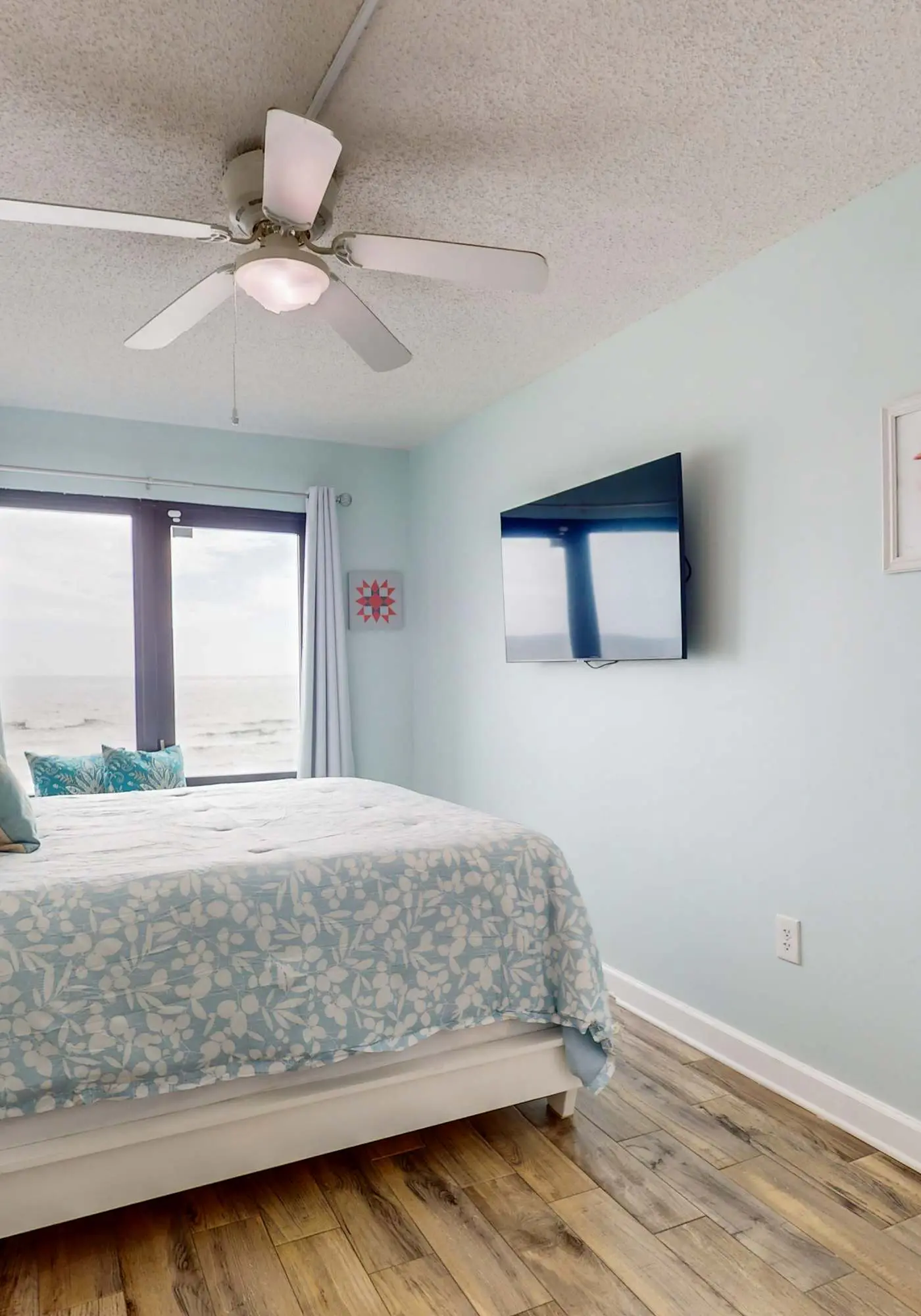 Absolute Gulf-front condo with beach view and pool