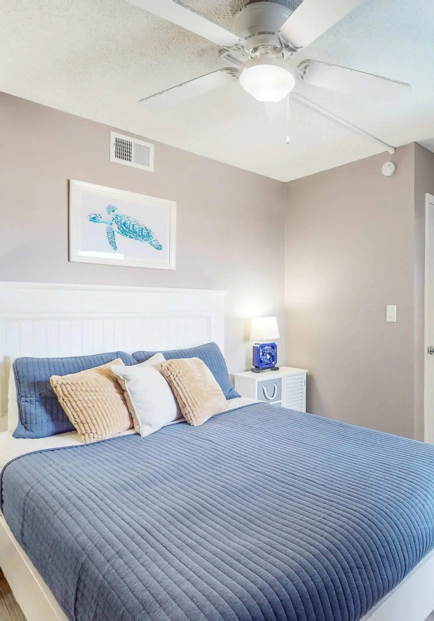 Absolute Gulf-front condo with beach view and pool