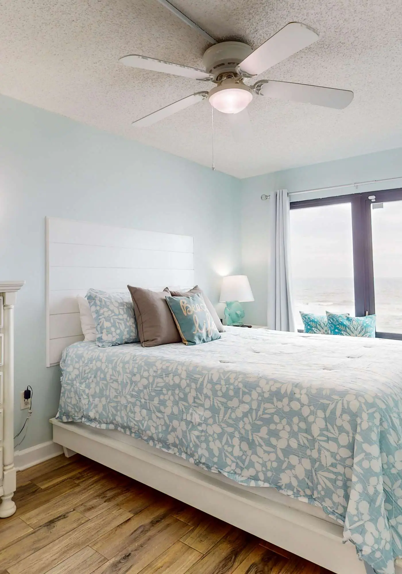 Absolute Gulf-front condo with beach view and pool